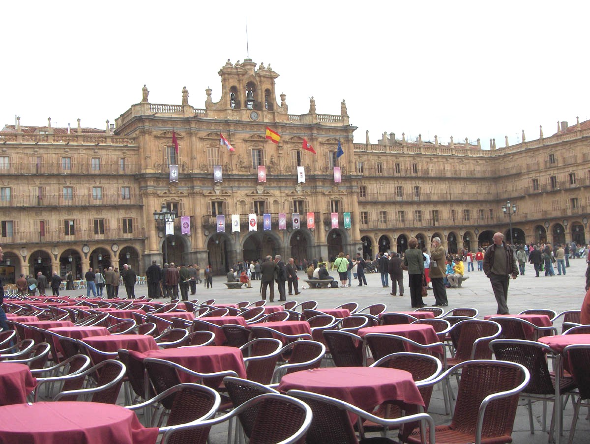 Onte stube an Salamanca i la Praça Maior cada beç stá mais pimpona: yá cheira a semana santa.