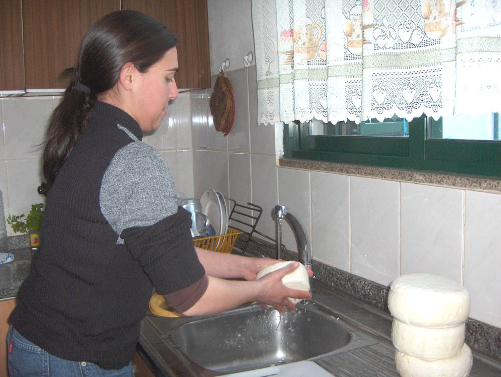 I al branco de l queiso de cabra que esta rolesa lababa...