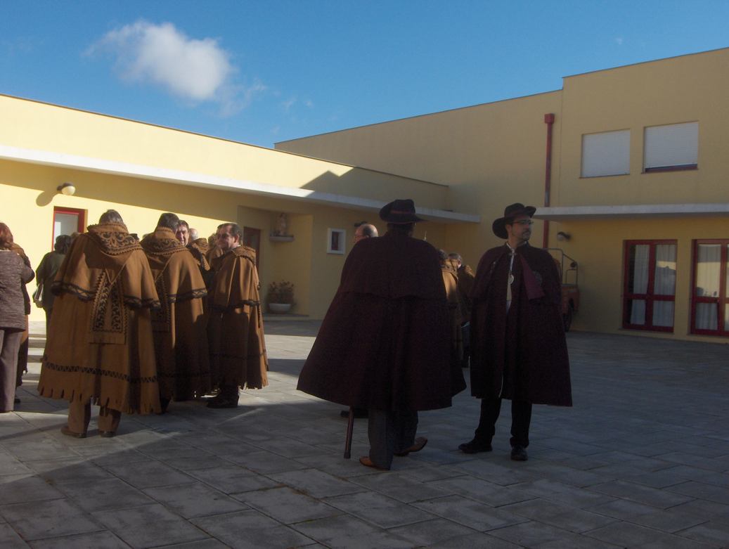 Estes que tenien outras capas éran galhegos de la armandade de ls binos de la Galiza... To las capas de la…