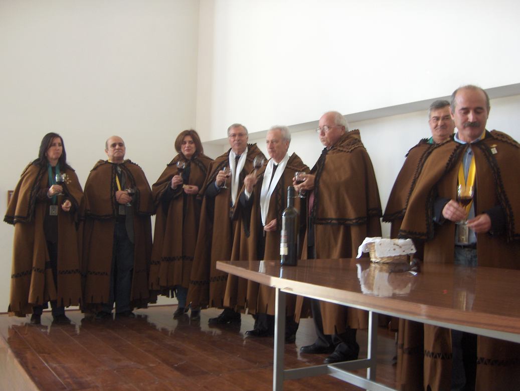 Aqui staba a ser antronizado cun pan i bino. El diç mal destas cousas de cunfrades i cumpadres, mas l que el…