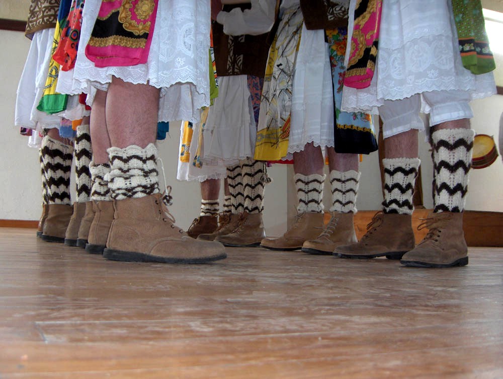 I las piernas de ls pouliteiros stában prontas a beilar...