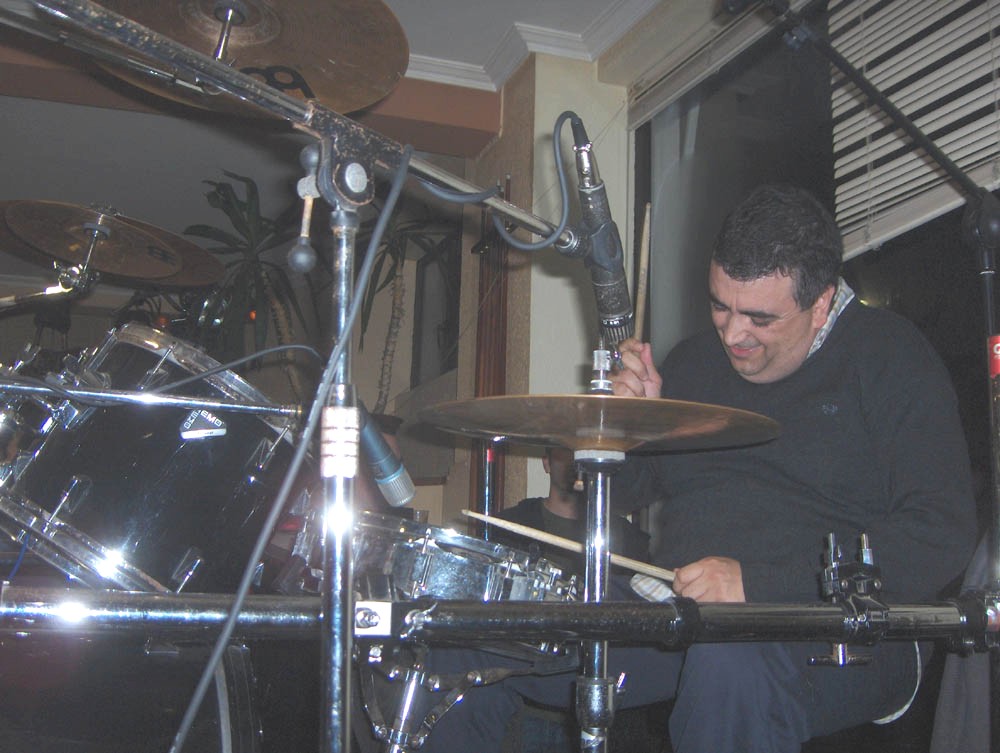 Aqui teneis l grande cantor, tocador i batarista Barranco... até cuaije se deixába drumir cul toque...