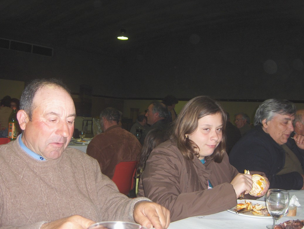 Onte, na cena que ls caçadores ouferécen al pobo, l bice-persidente cunsolou-se cun un cachico de l cochino…
