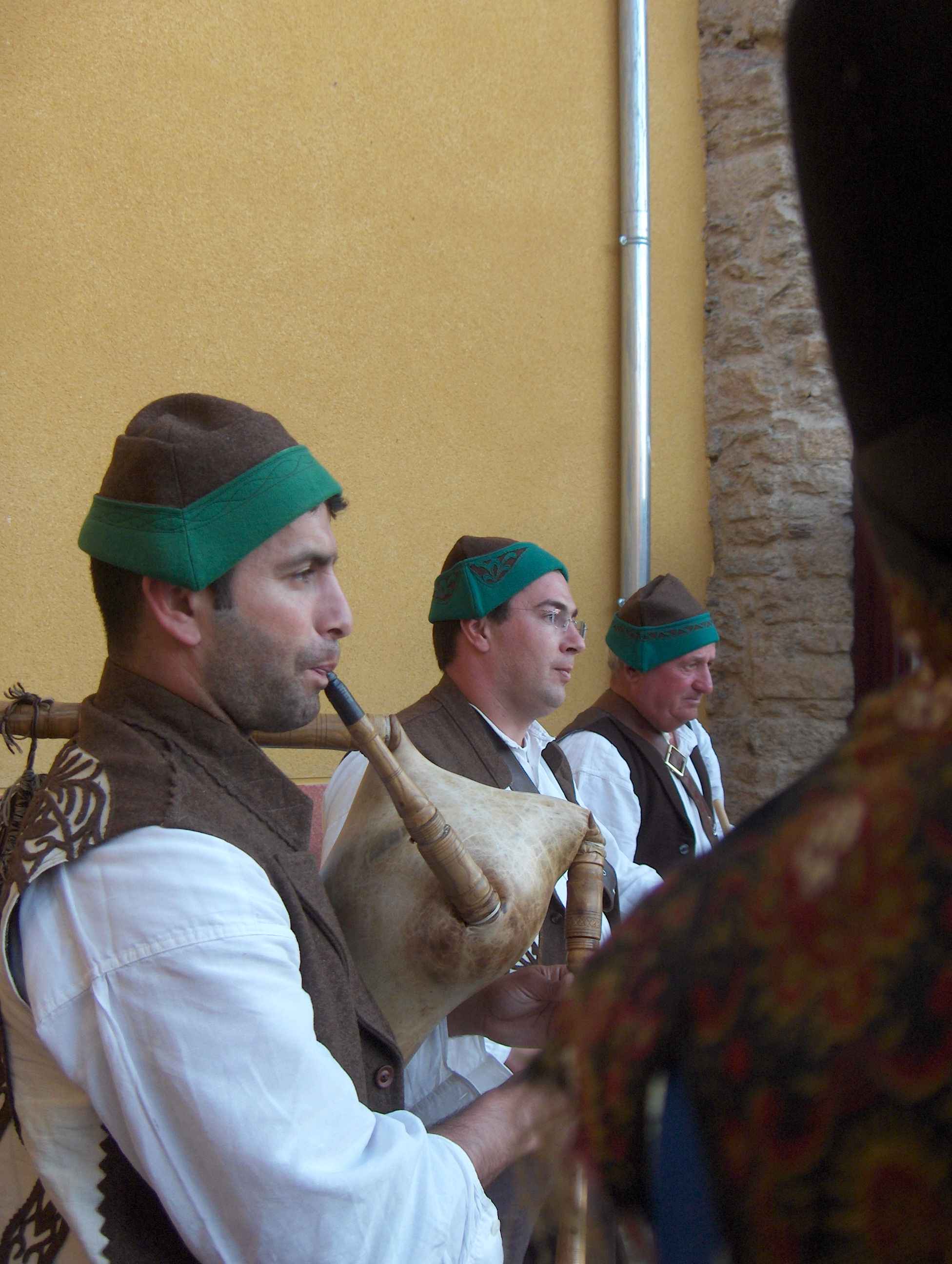 Benga a tocar.