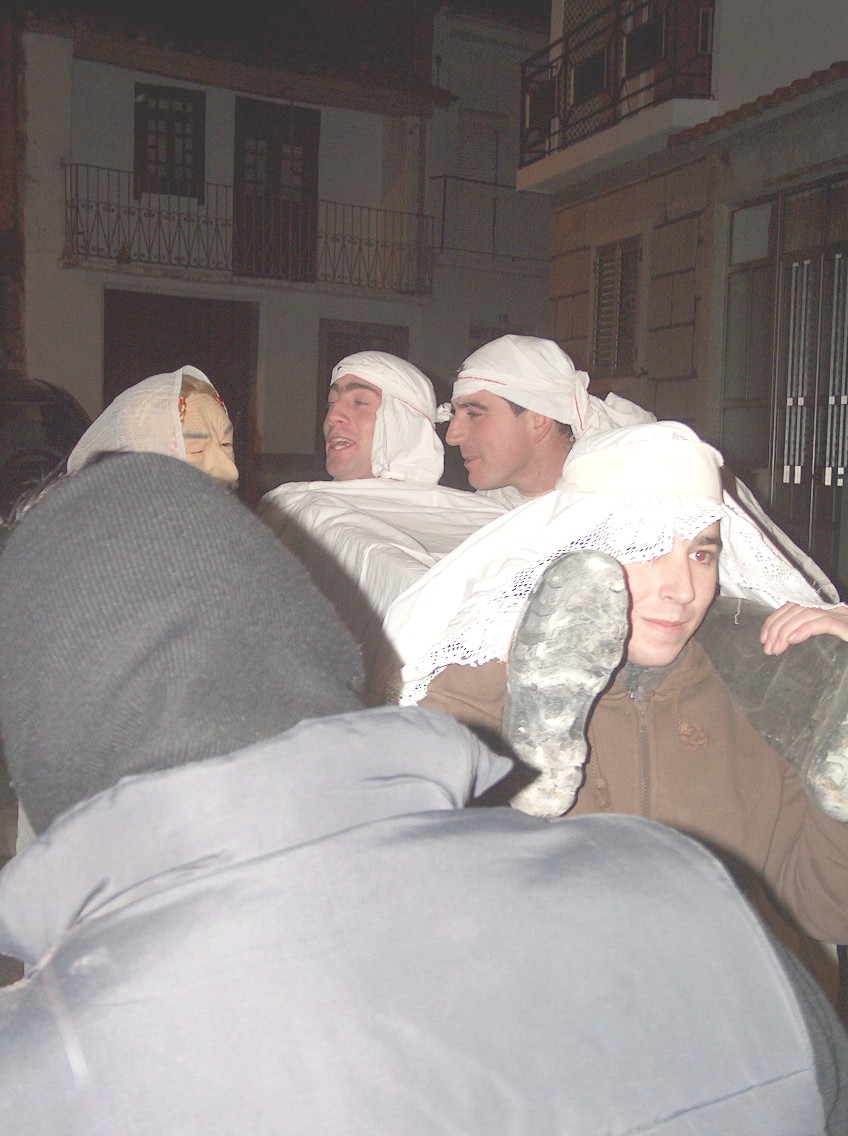 Íban bestidos cun branco que parecie albaiada.