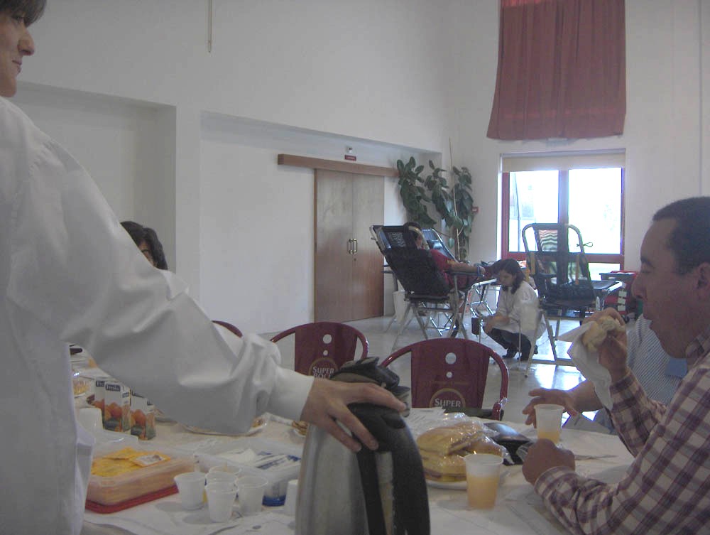 Antes i apuis de dar sangre, come-se ua merenda pa nun çfalhecer.