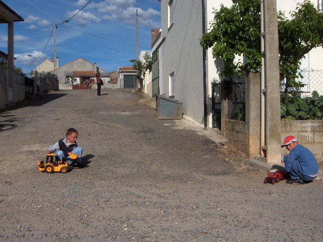Quien dixo que an Sendin ls garotos yá nun jógan na rue i solo quieren "plaisteixone"