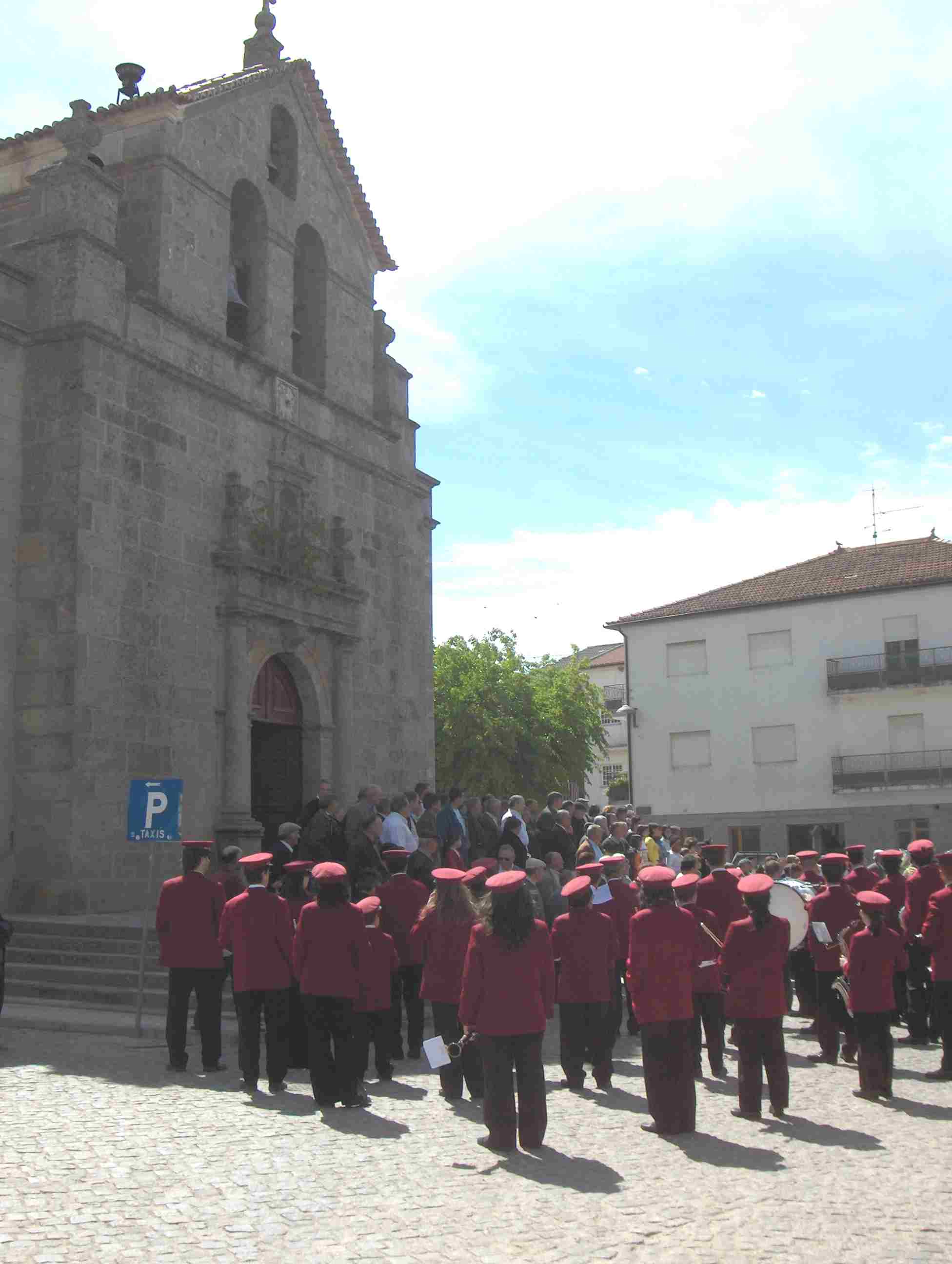 L adro staba cheno de giente i la Praça chena de músicos...