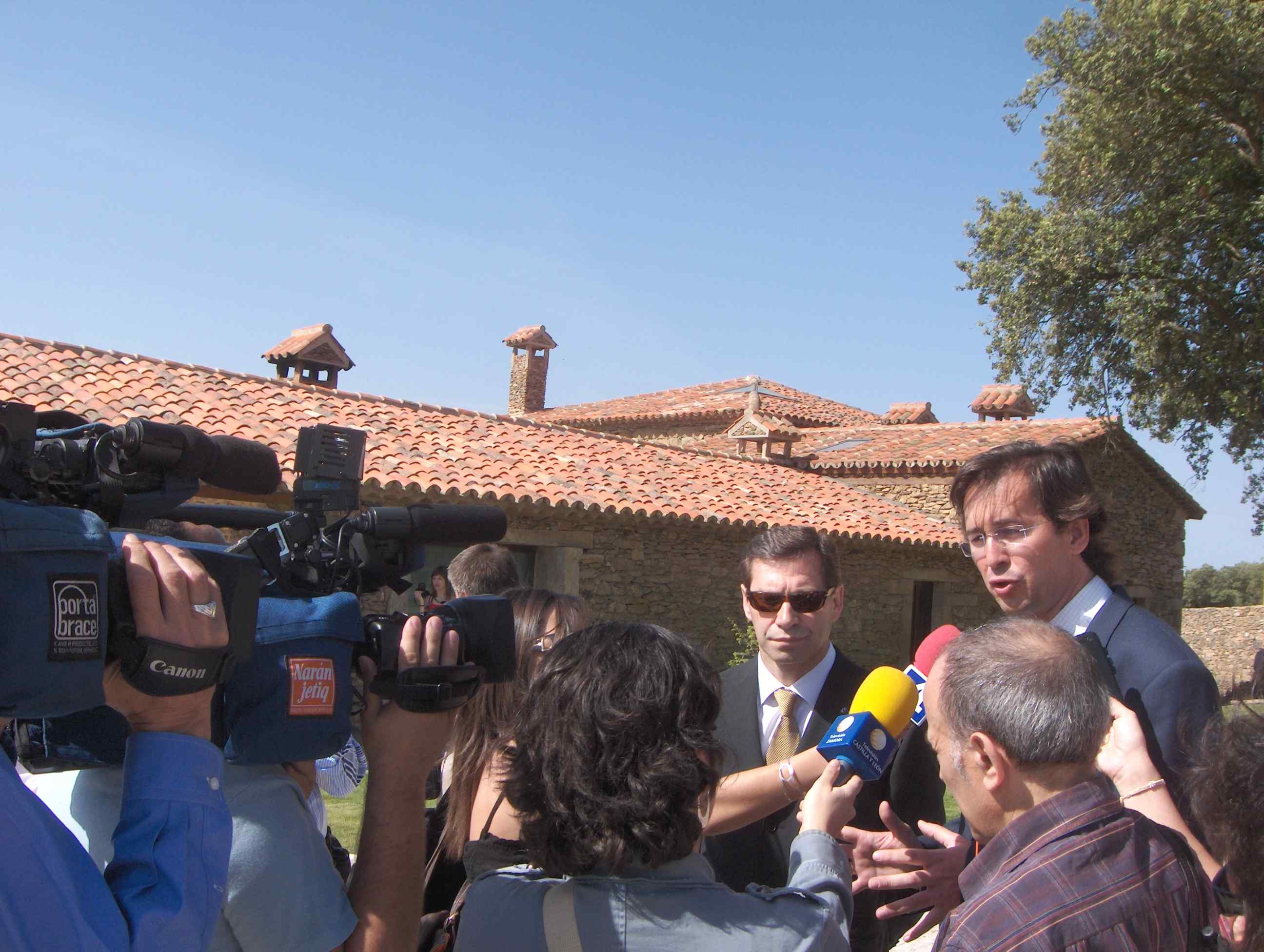 Aquanto la giente asperaba puls menistros, ls representantes de l porjeto, lado pertués (Júlio Meirinhos) i…