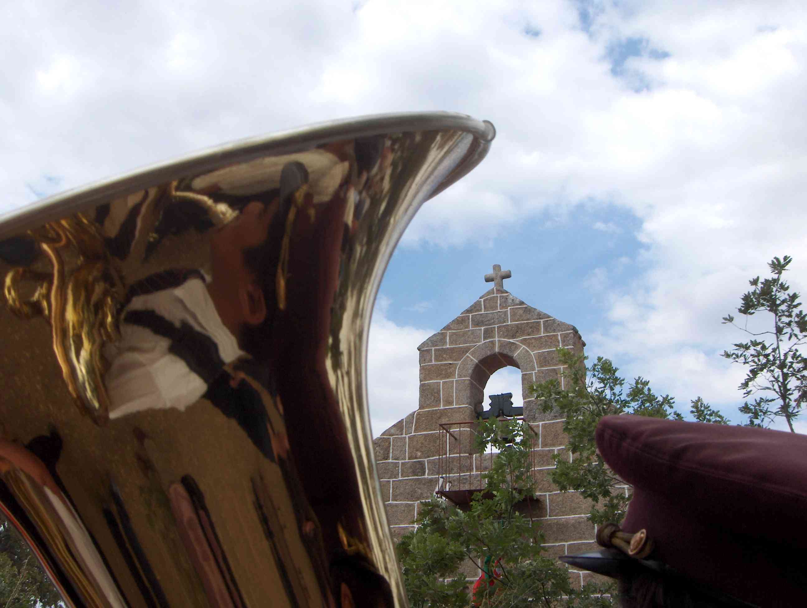 Se chobisse na Trindade, la corneta grande aparaba auga que chegasse para matar la sede al musiqueiro i a to…