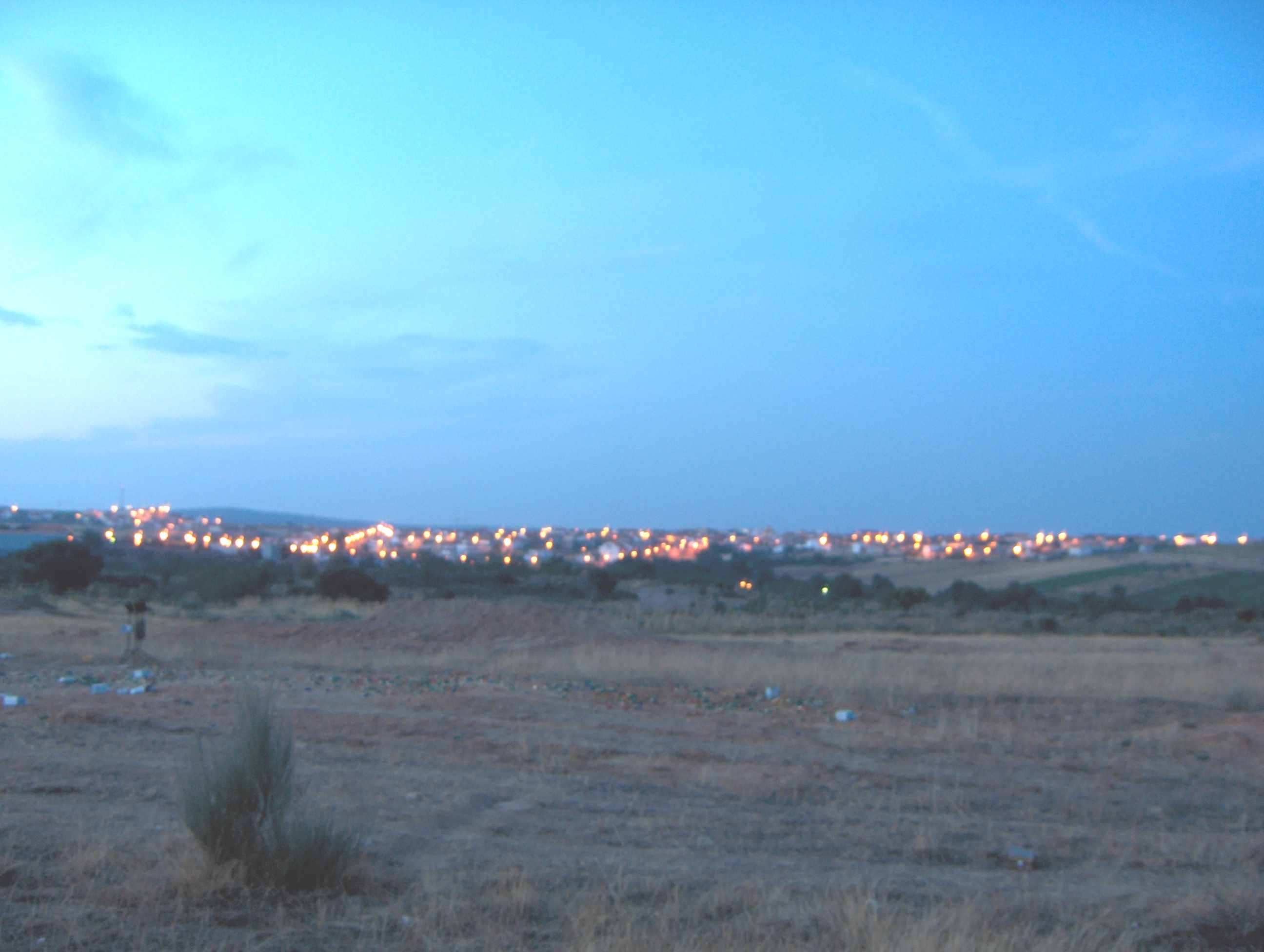 I apuis l sol fui-se i las luzes de Sendin eiluminórun l cielo.