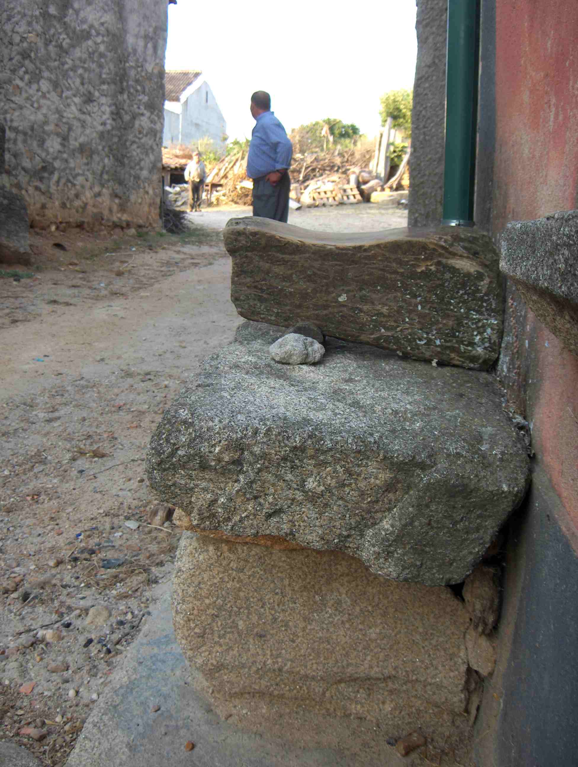 A la fin de tarde la selombra yá bate ne l puial i, sentada an riba, l'aguçadeira aspera filos de fouces que…