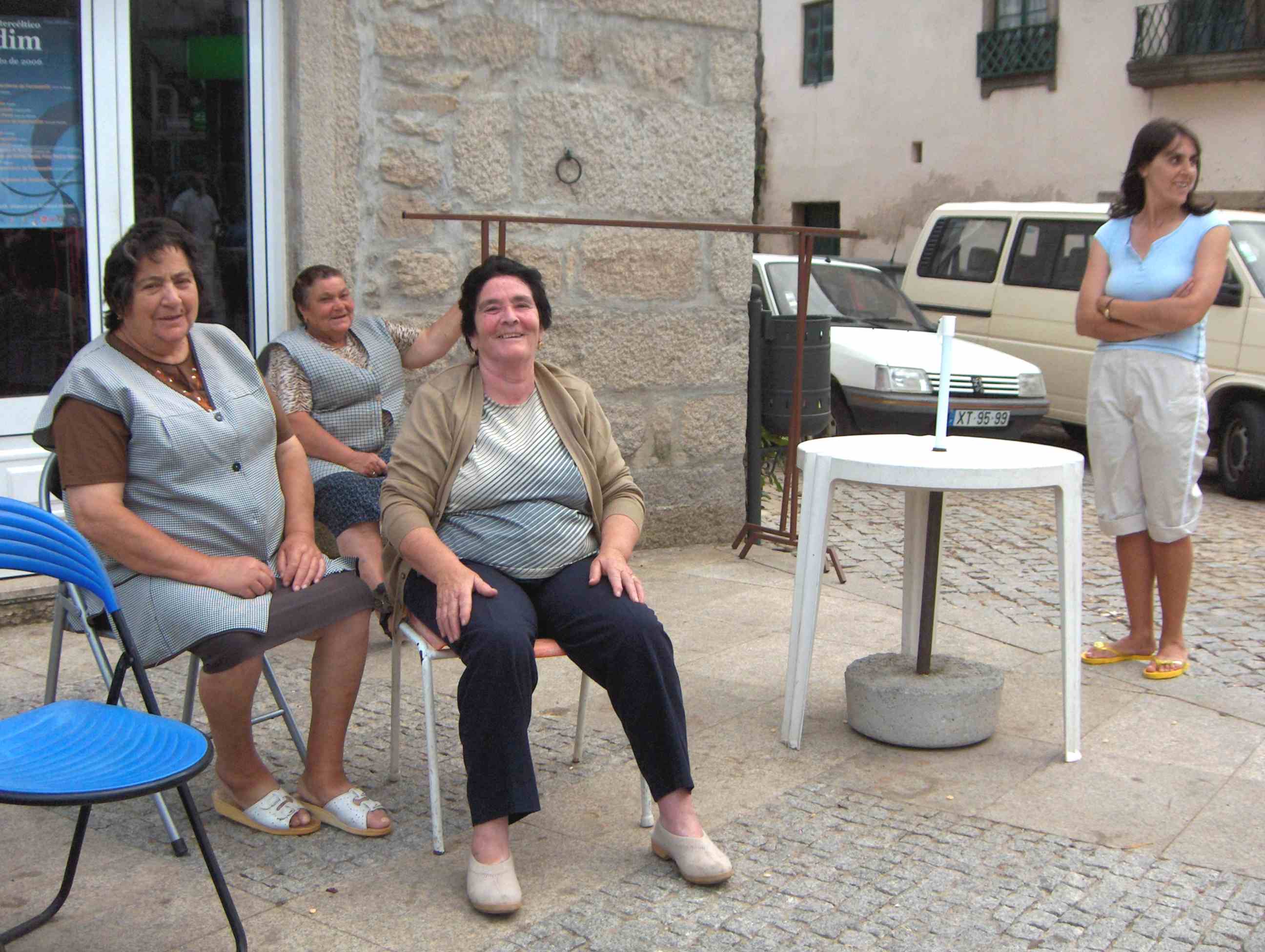 Na Praça staba alhá tie Nazaré i apuis dixo-me: - Ah Carlos tira-mos un retrato pa poner na Jinela.