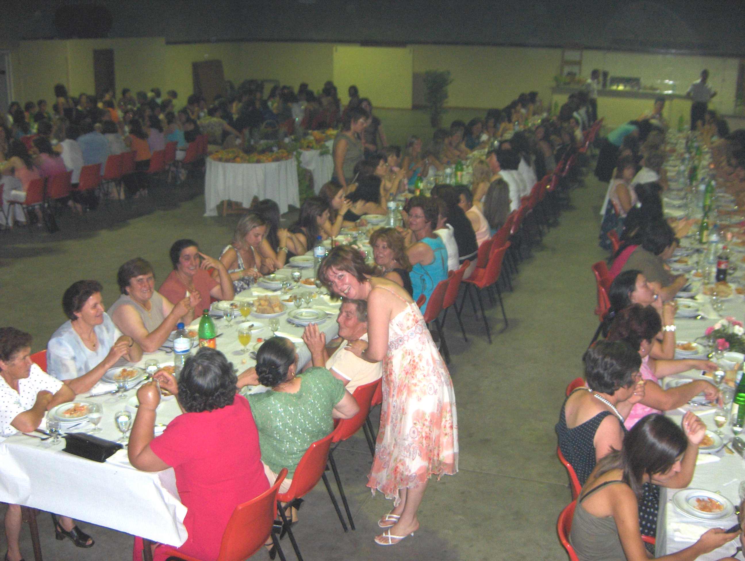 Durante la cena de las mulhieres de Sendin, "La Jinela" cunseguiu anfiltra-se, cun muito custo i muito risco…