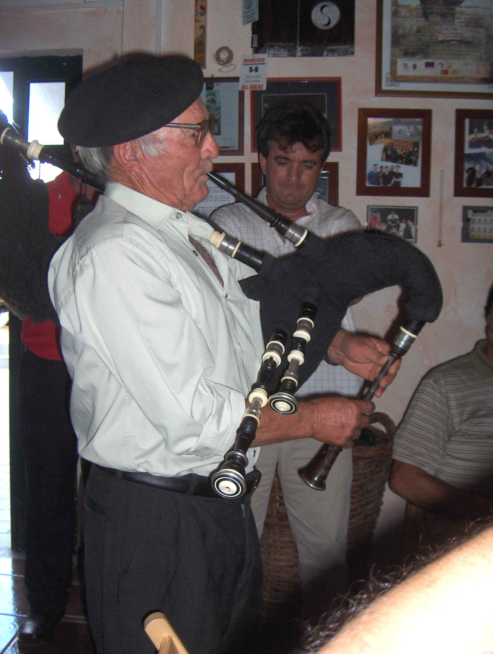I apuis l gaiteiro de Ruolos tocou-la.