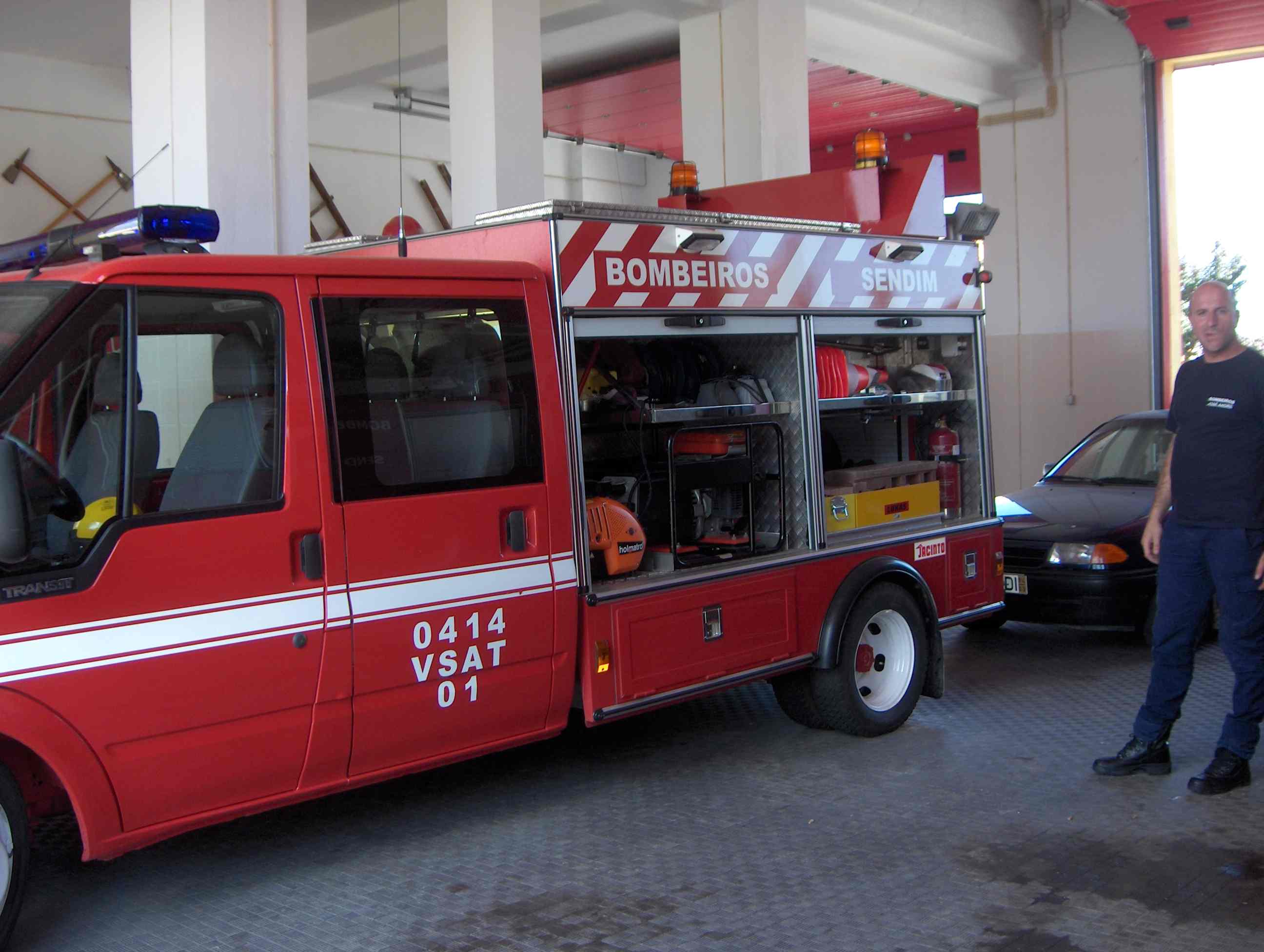 Passei puls Bumbeiros de Sendin i stubírun a amostrar-me este carro pimpon.