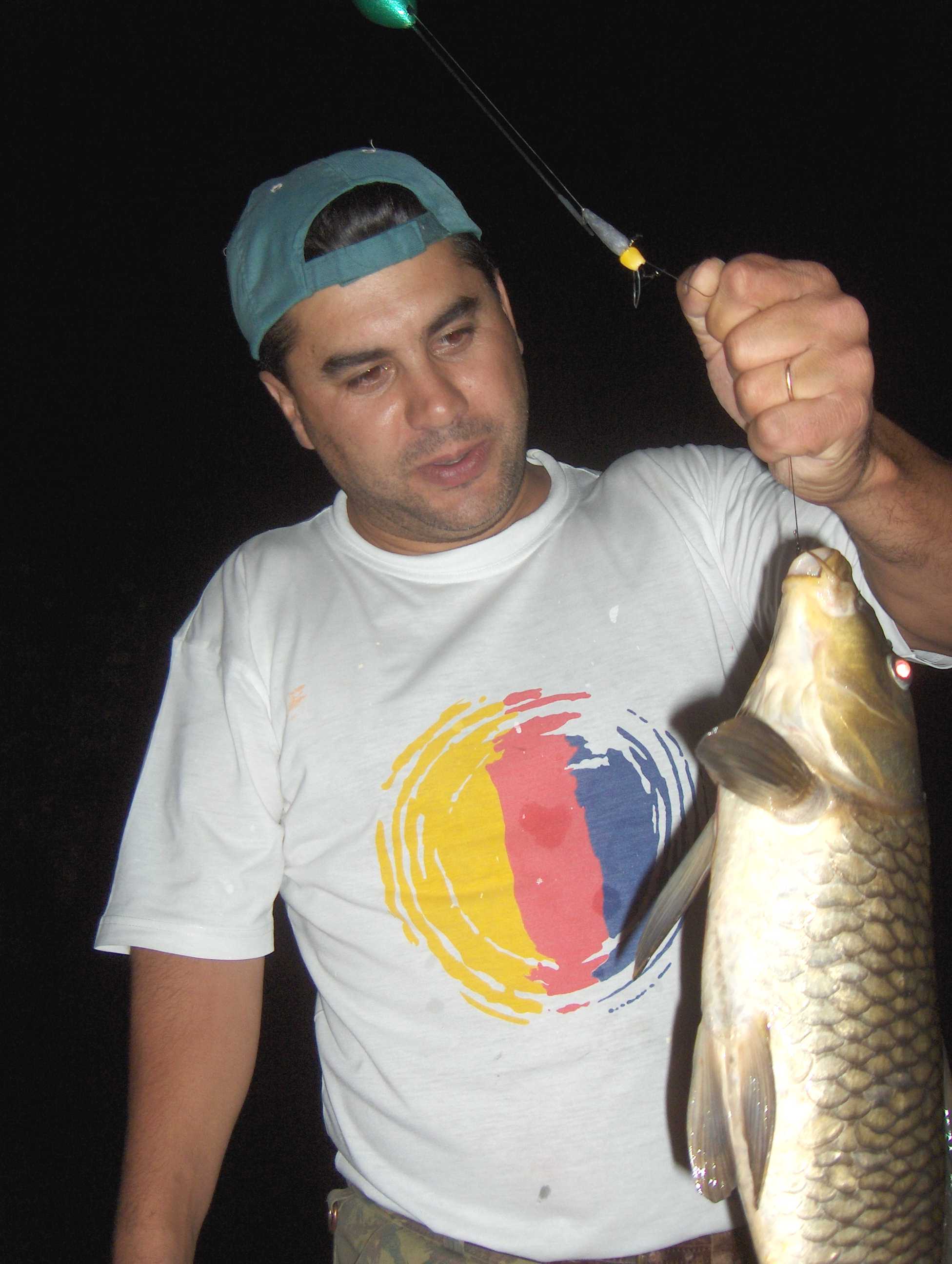 Las carpas que caçórun alhá a meia-nuite éran un cachico mais grandes que las sardinas que you assei.