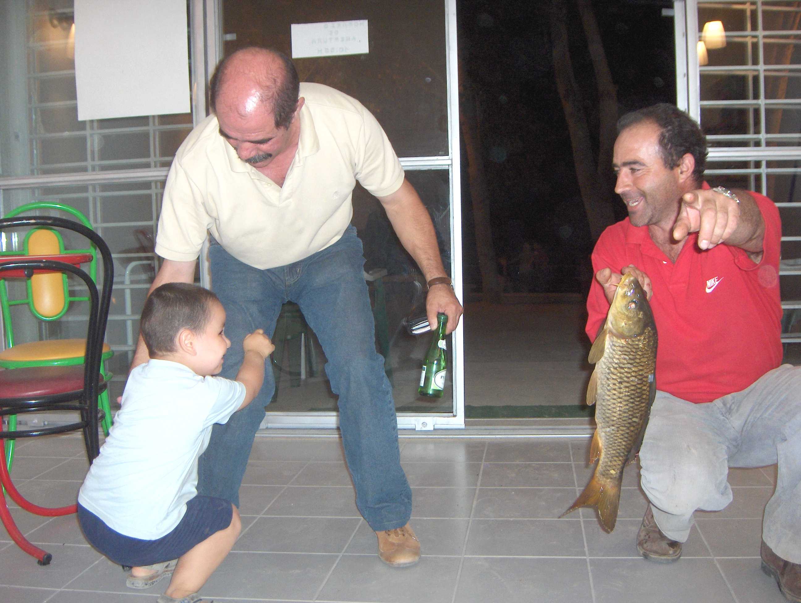 La carpa era tan grande, tan grande que até ls garotos le tenien miedo!