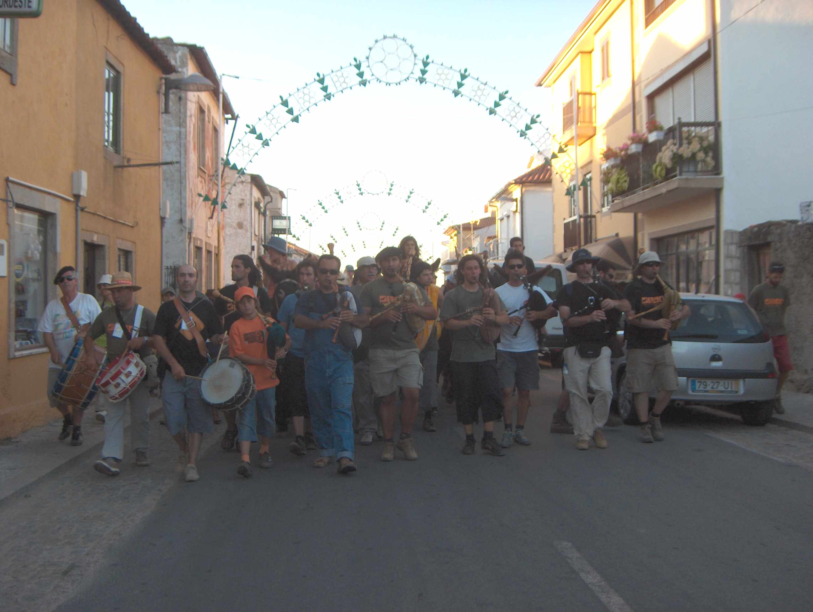 I apuis ls gaiteiros i ls burros chegórun. Stában capazes d’albantar Sendin...