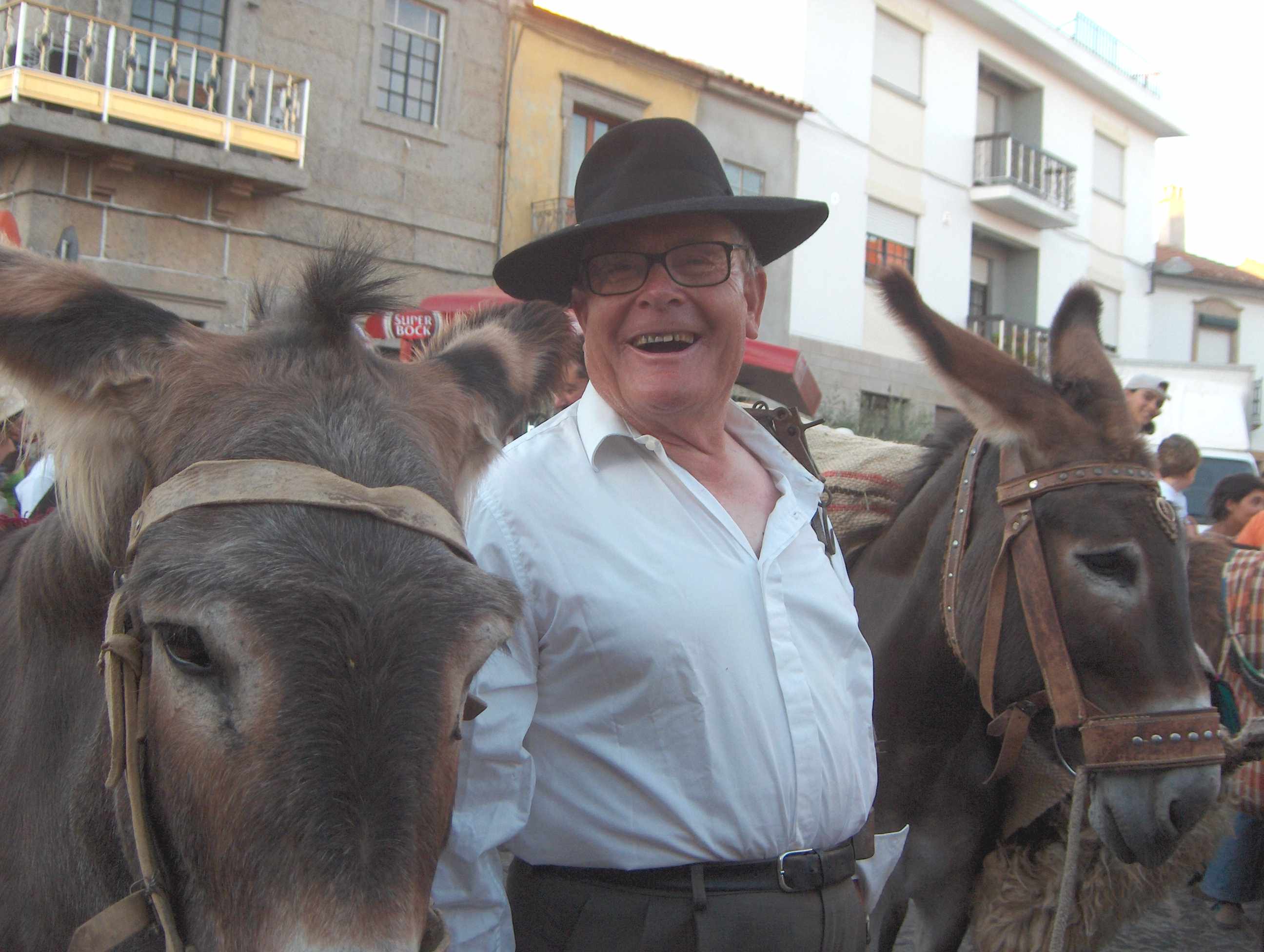 Tiu Namora staba feliç cumo un burro nun patatal...