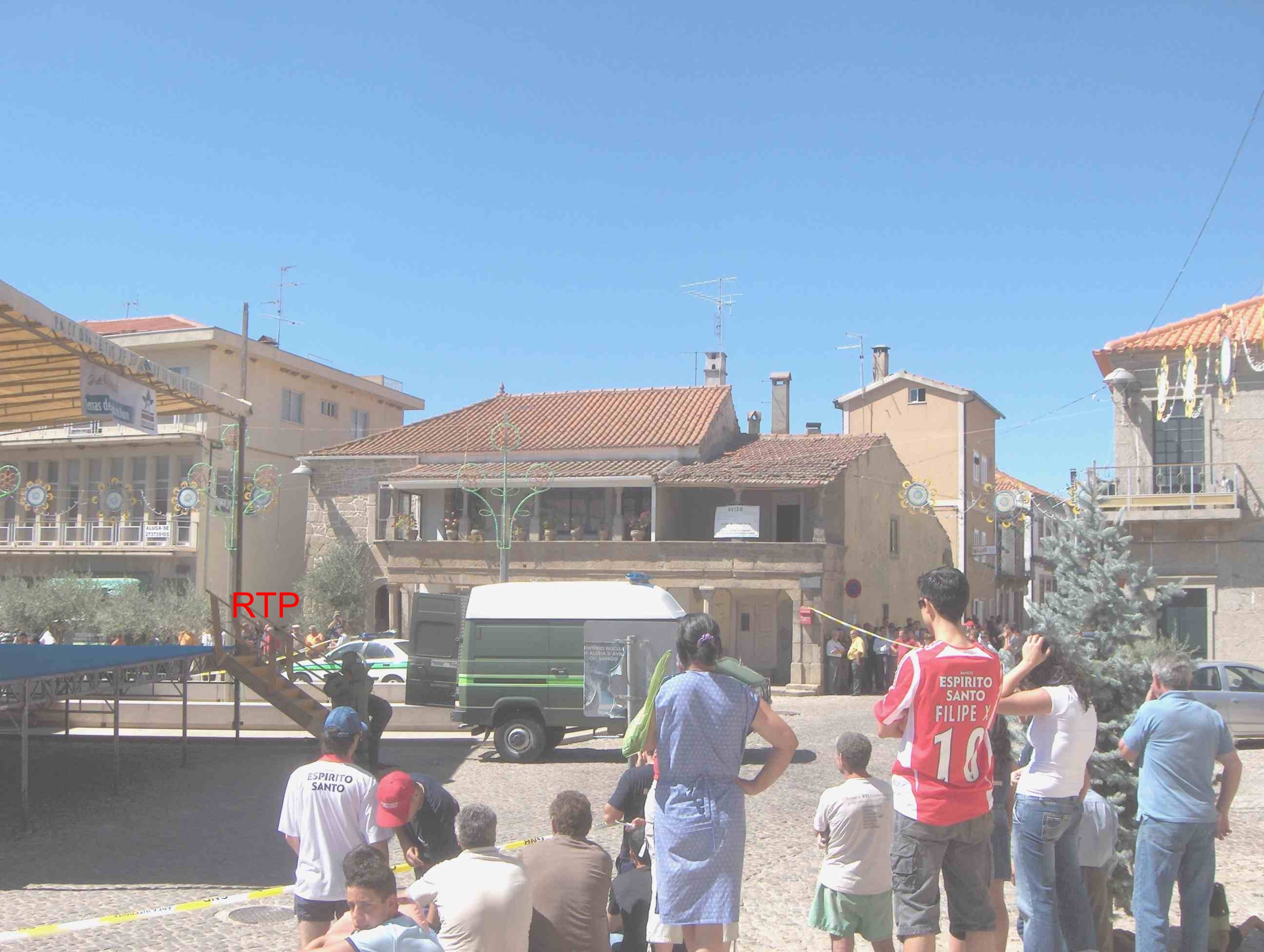 L spetáclo staba a ampeçar: purmeiros las motas, apuis ls burros, apuis la bomba, apuis l antercéltico i…