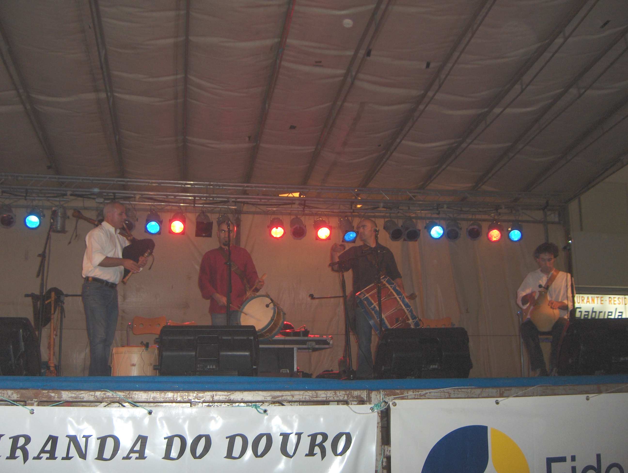 Onte a la nuite ls Galandun Galundaina dórun ua senhor cuncerto na praça de Sendin... i nós...