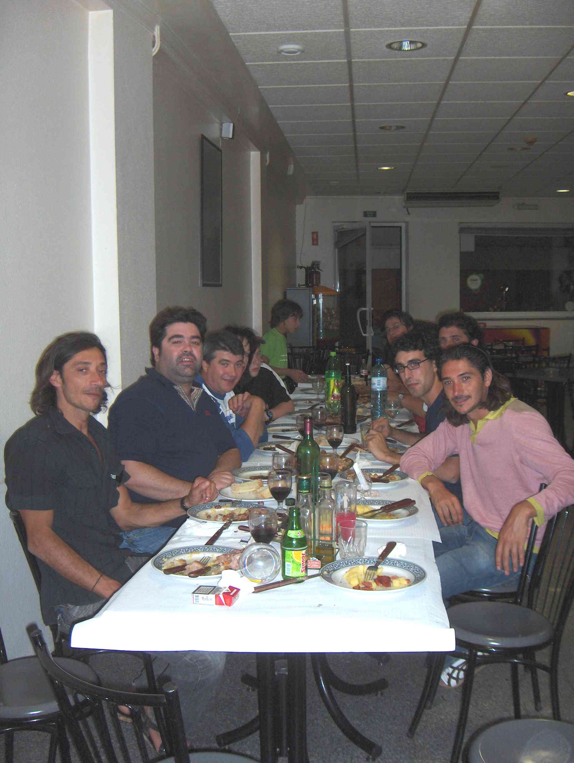 Ancuntrei alhá ua malta a comer, mais grande que you sei alhá!