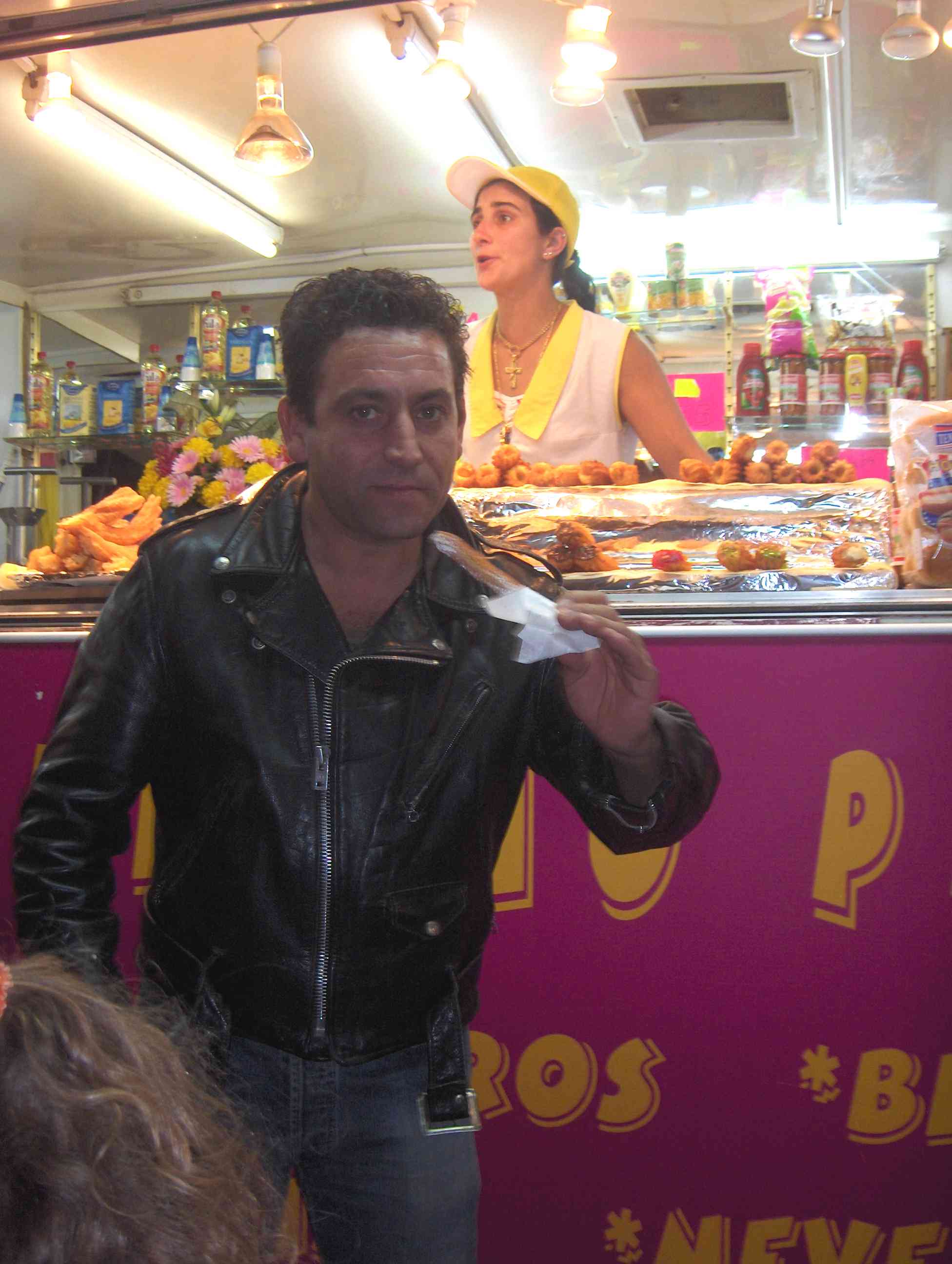 A la nuite fui-me até la fiesta de Palaçuolo i ancuntrei alhá Tonante cheno de fame a comer un churro.