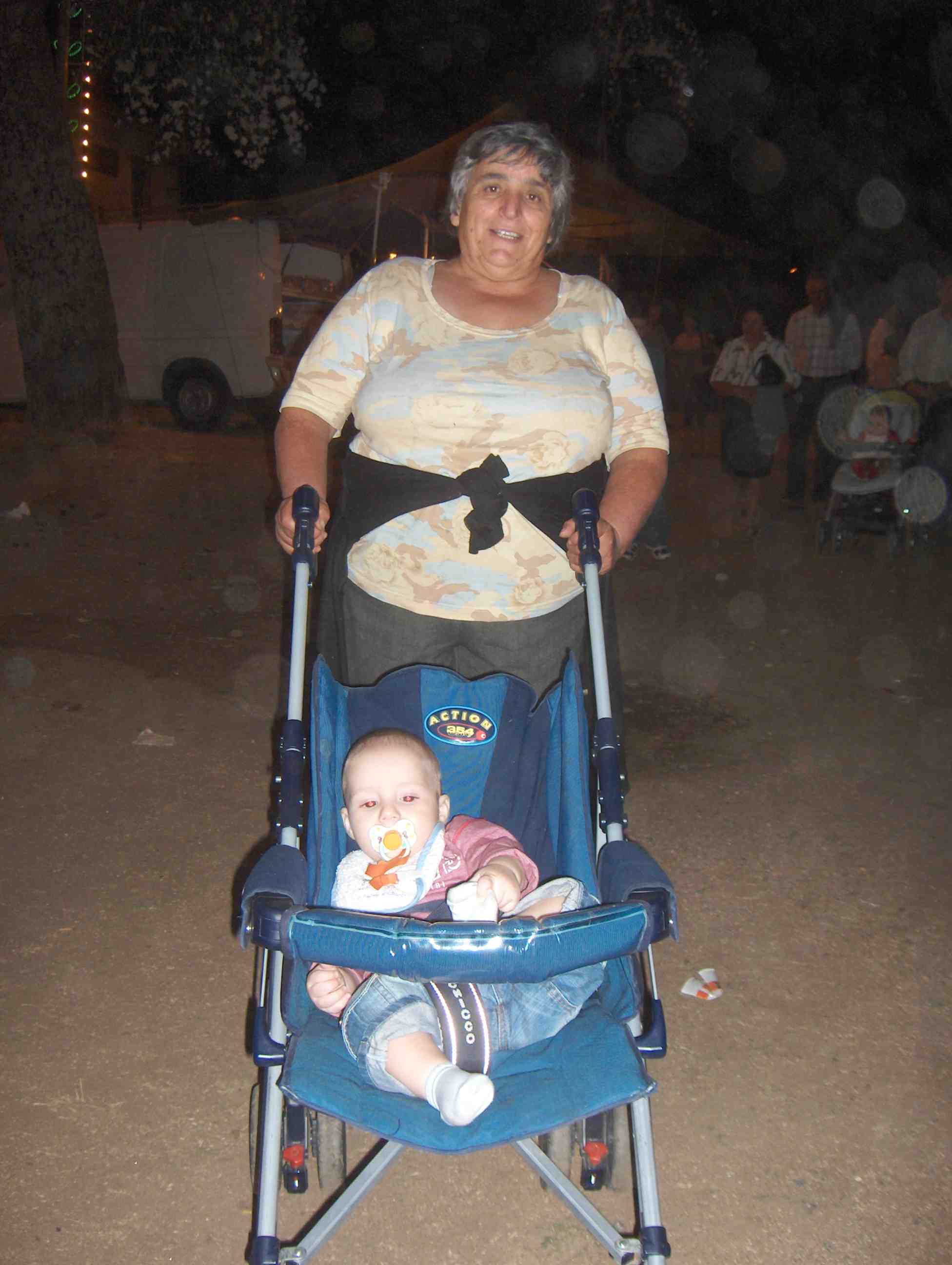 Fernanda tamien passeaba l nieto, mas nun habie meia de le dar l suonho.