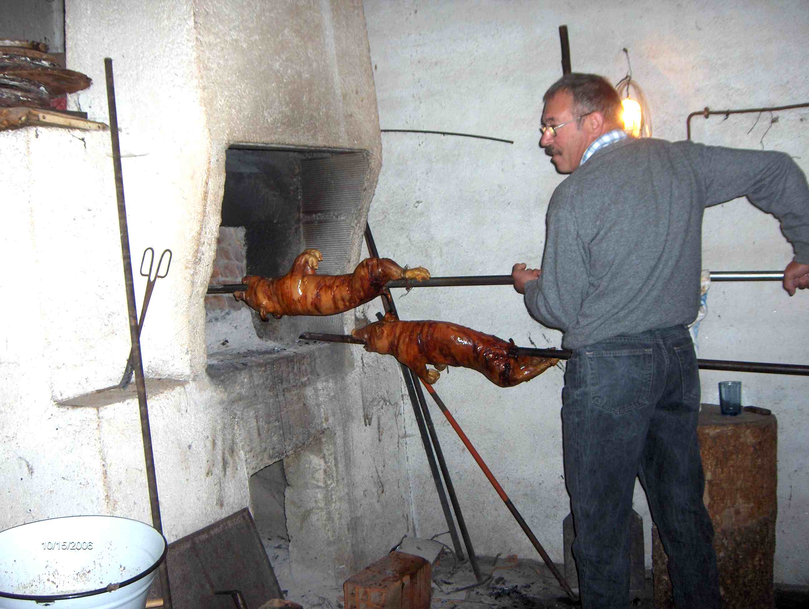 Acabadicos de salir de l forno, assados pul maior specialista de leiton assado de Sendin, nun perdonabades un…