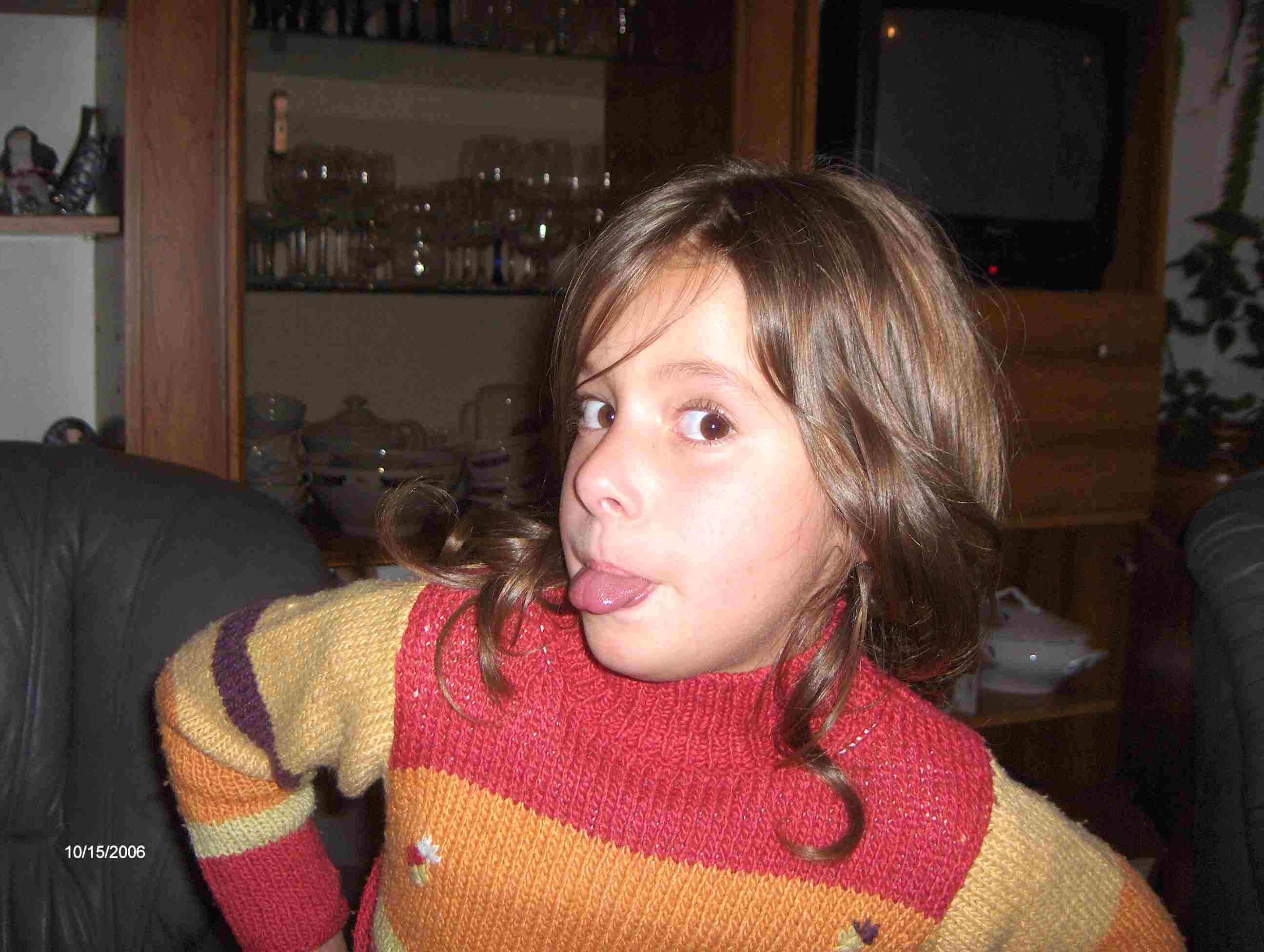 Apuis perguntei-le a esta menina, Carolina, a ber se podiemos dar un cachico als bejitantes de la Jinela i…