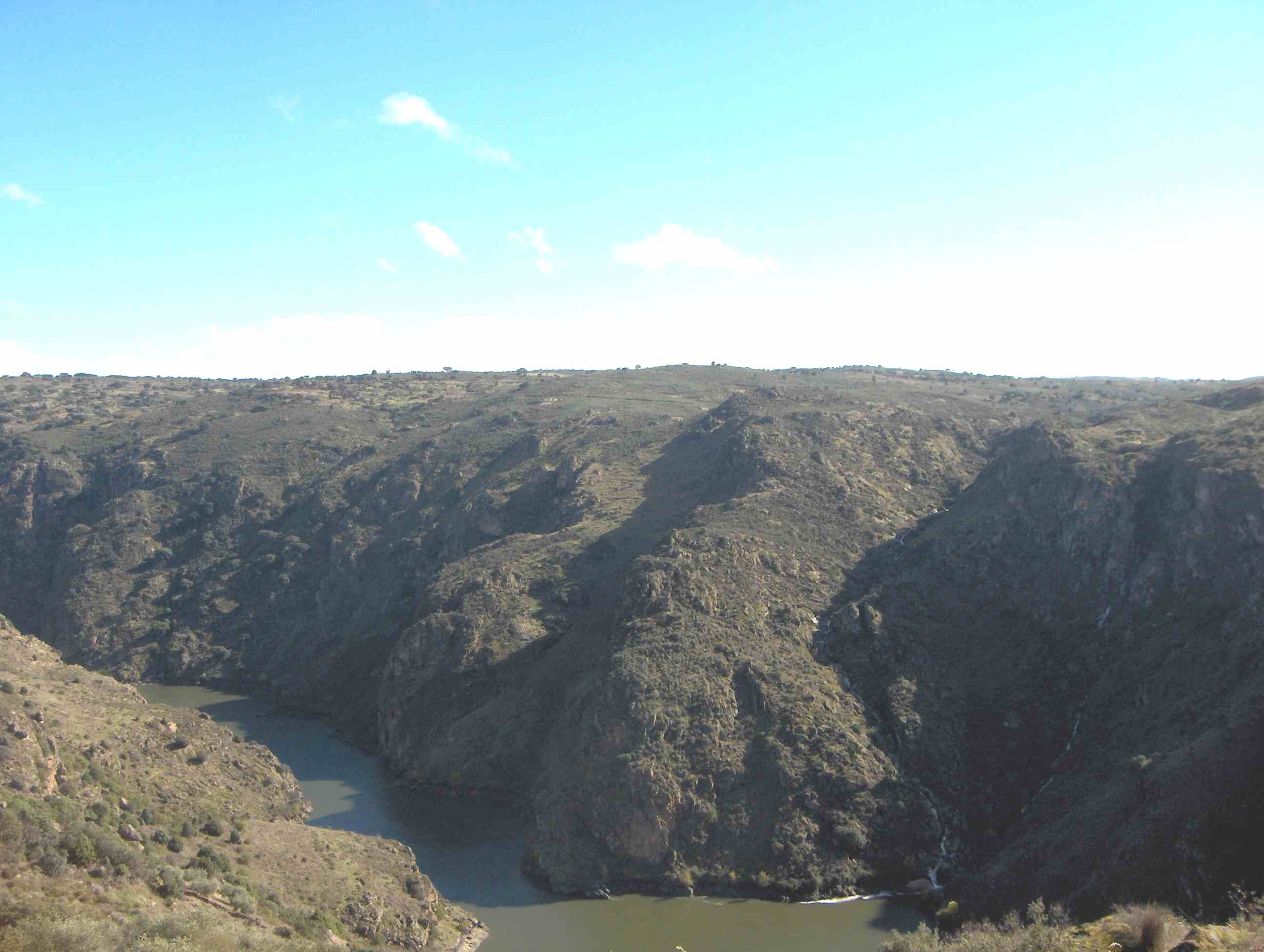 Parece que l tiempo aclareou, mas l’auga toda que las nubres çpegórun, brua agora ne ls cachones de la…