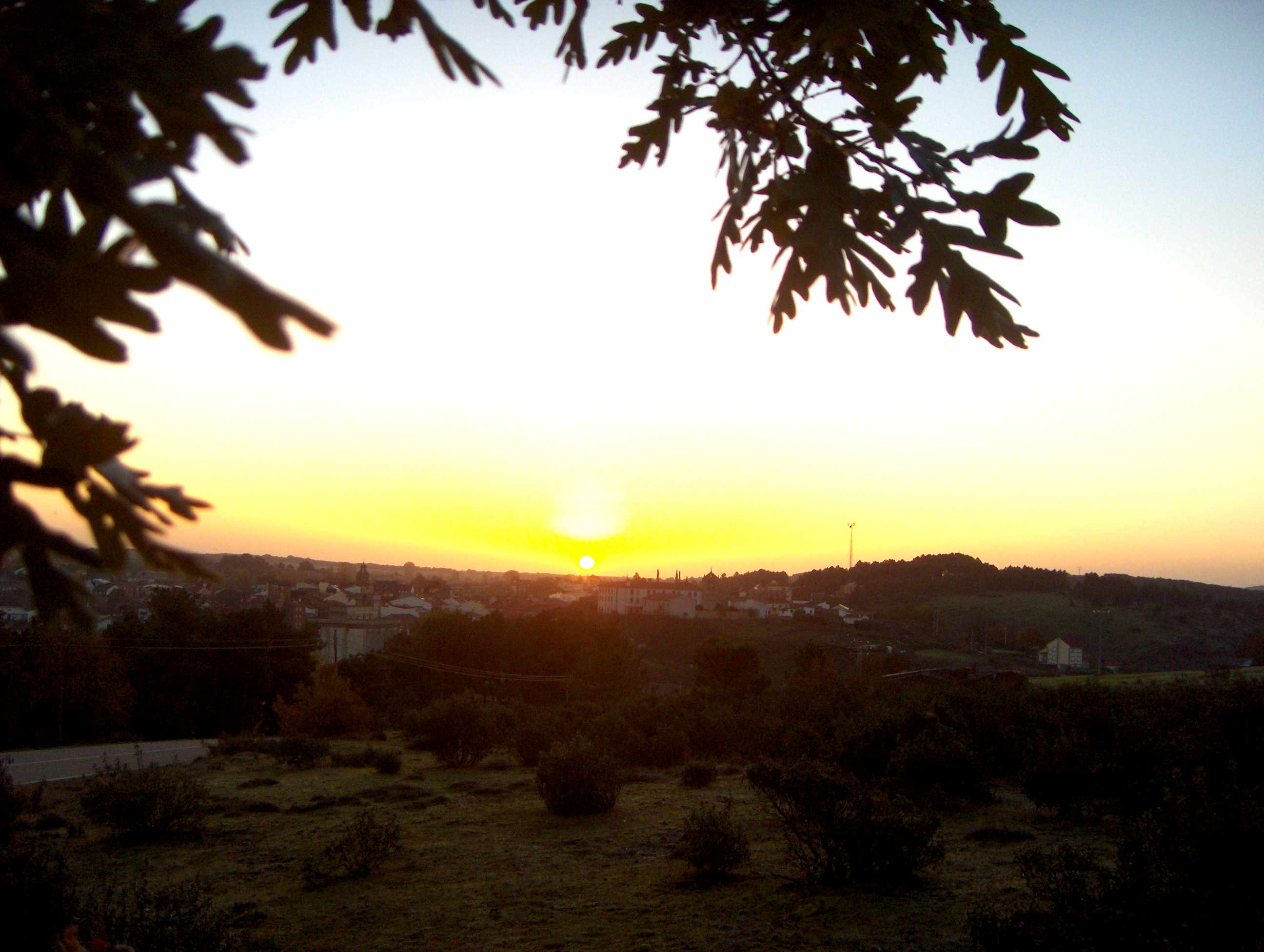 Cumo ne l tiempo de Don Deniç, alhi staba l sol a nacer subre Alcanhiças...
