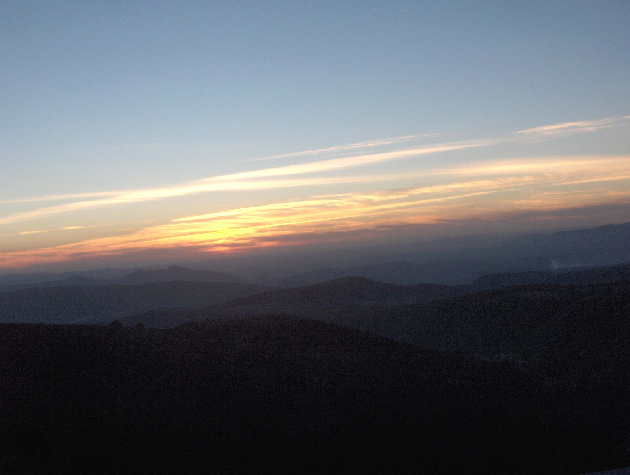 Apuis, a la punta de riba la Sierra de Bornes, l Monte Miel, na Senhora de las Niebes, l sol fui-se...