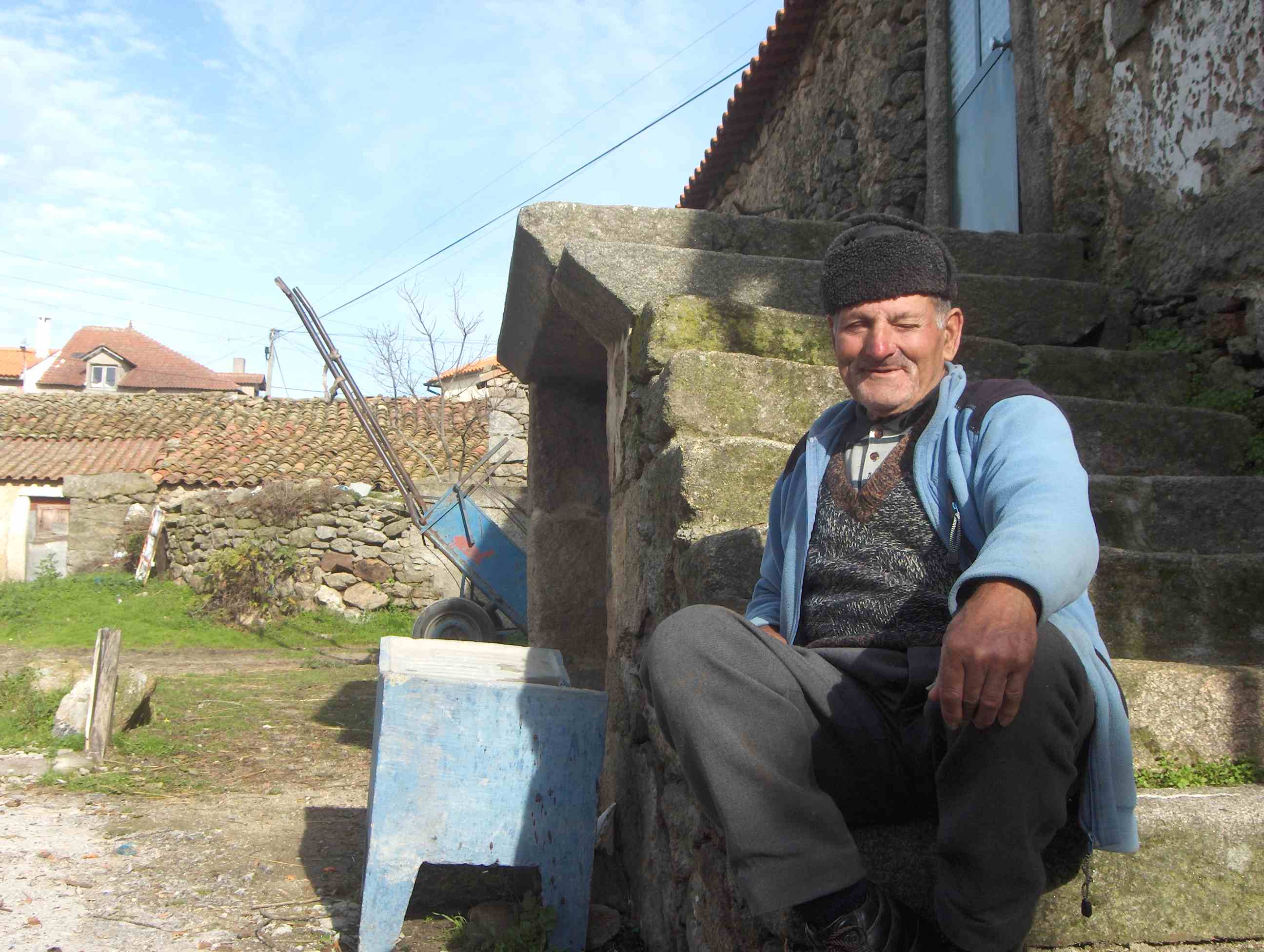 Hoije pula manhana fui a Ruolos i tirei alhá alguns retratos. Deixo aqui l de tiu Carolino que ye para béren…