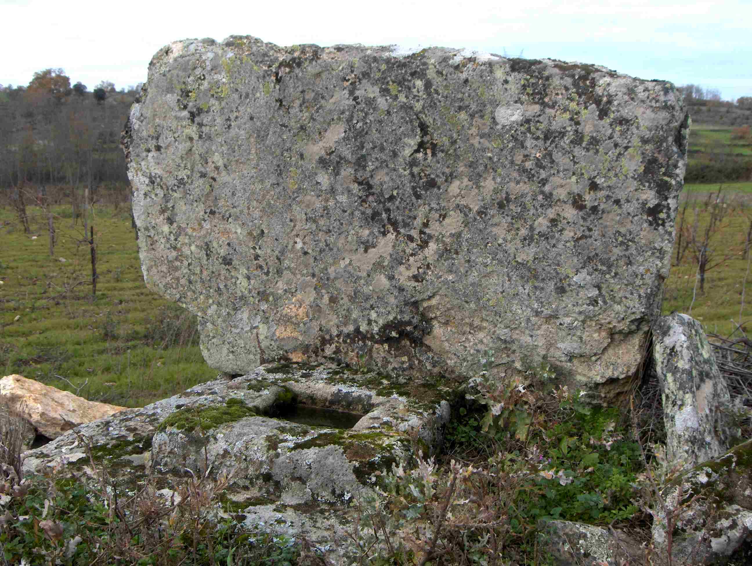 Stá an riba dua penhica i ten alhá un buraco quadrado, parece que era para poner alhá ua cruç!
