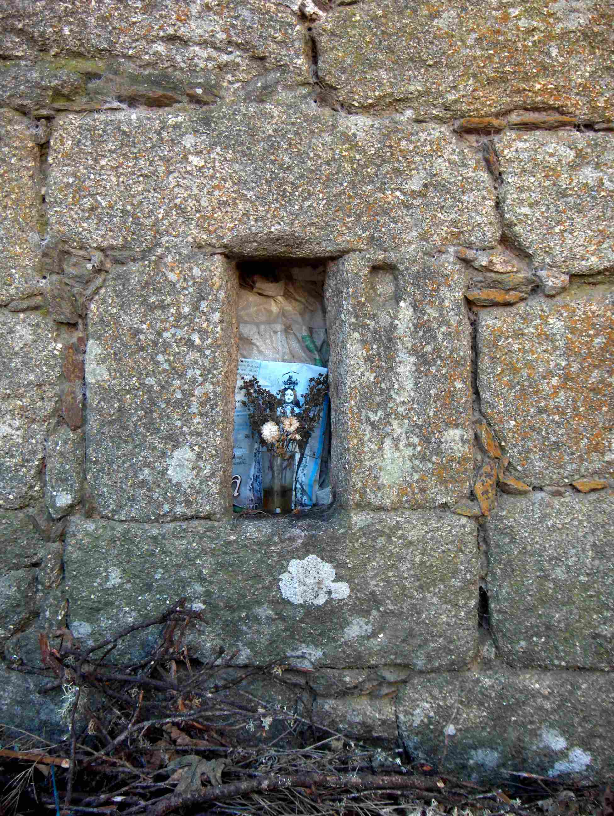 A las bezes ua buraca até puode ser un altar! Bonda que las pessonas quérgan!