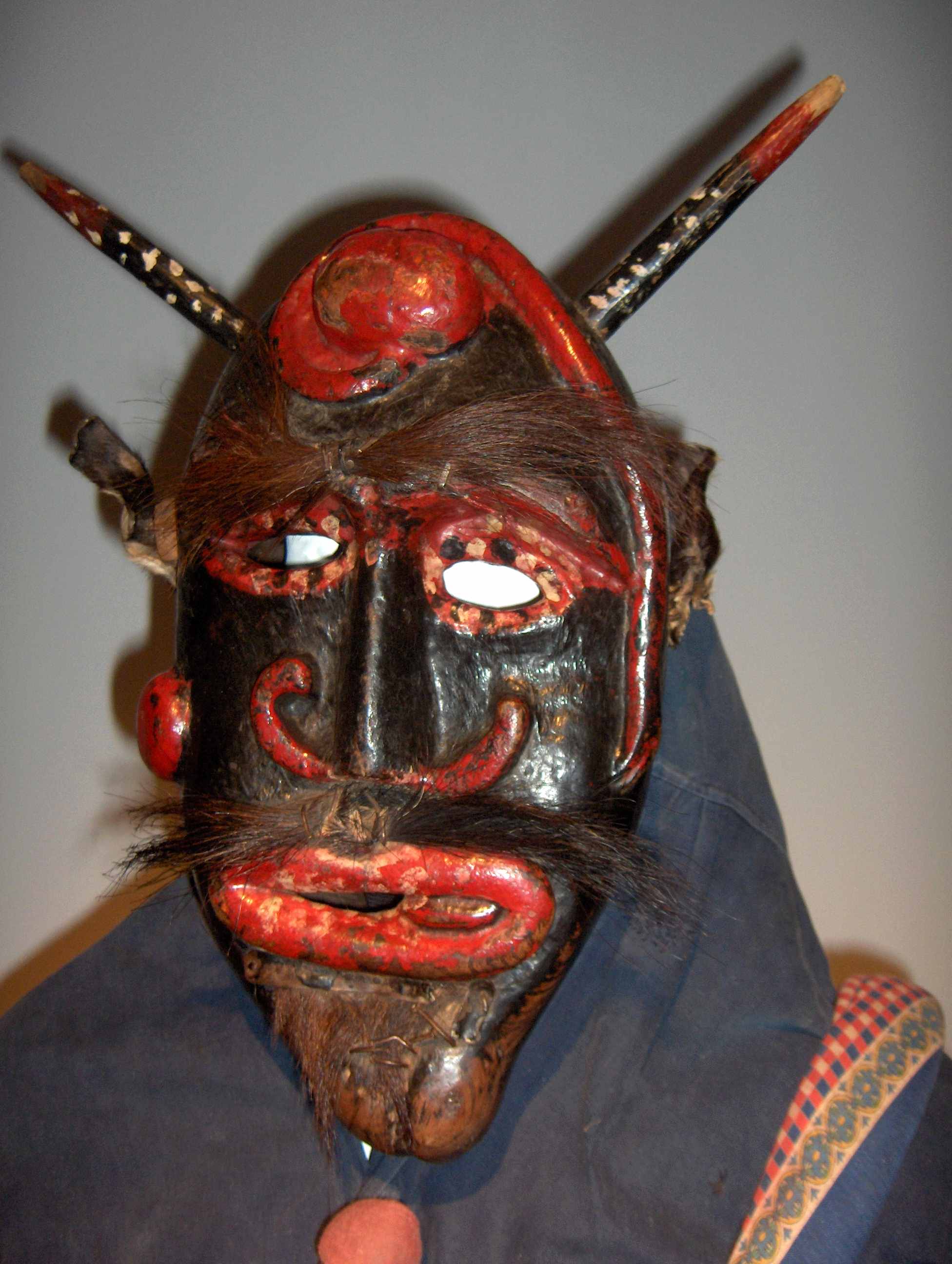 Stube na einougoraçon de reabertura de l museu Abade Baçal i tirei l retrato a la maçcara ouriginal de l…