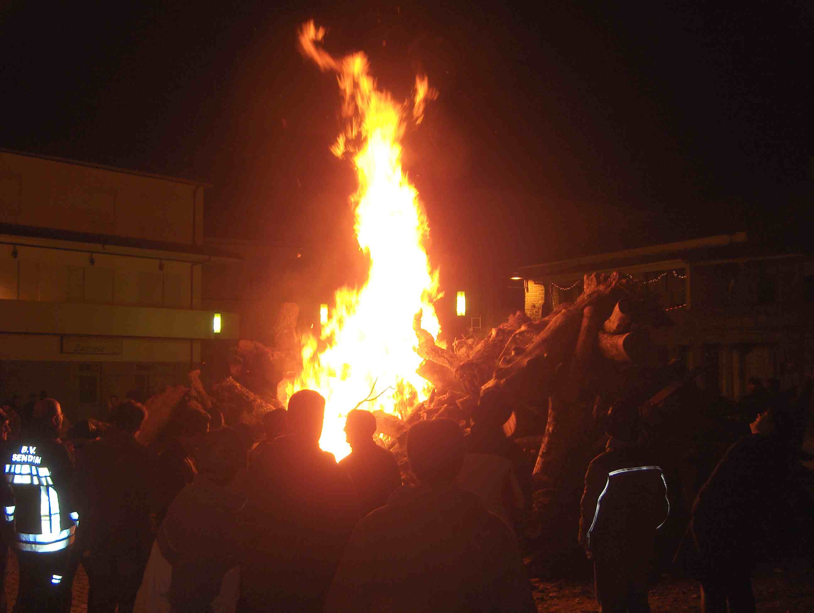 I, nun claron, la fogueira acendiu-se i albantou las labaredas até al sol scundido...