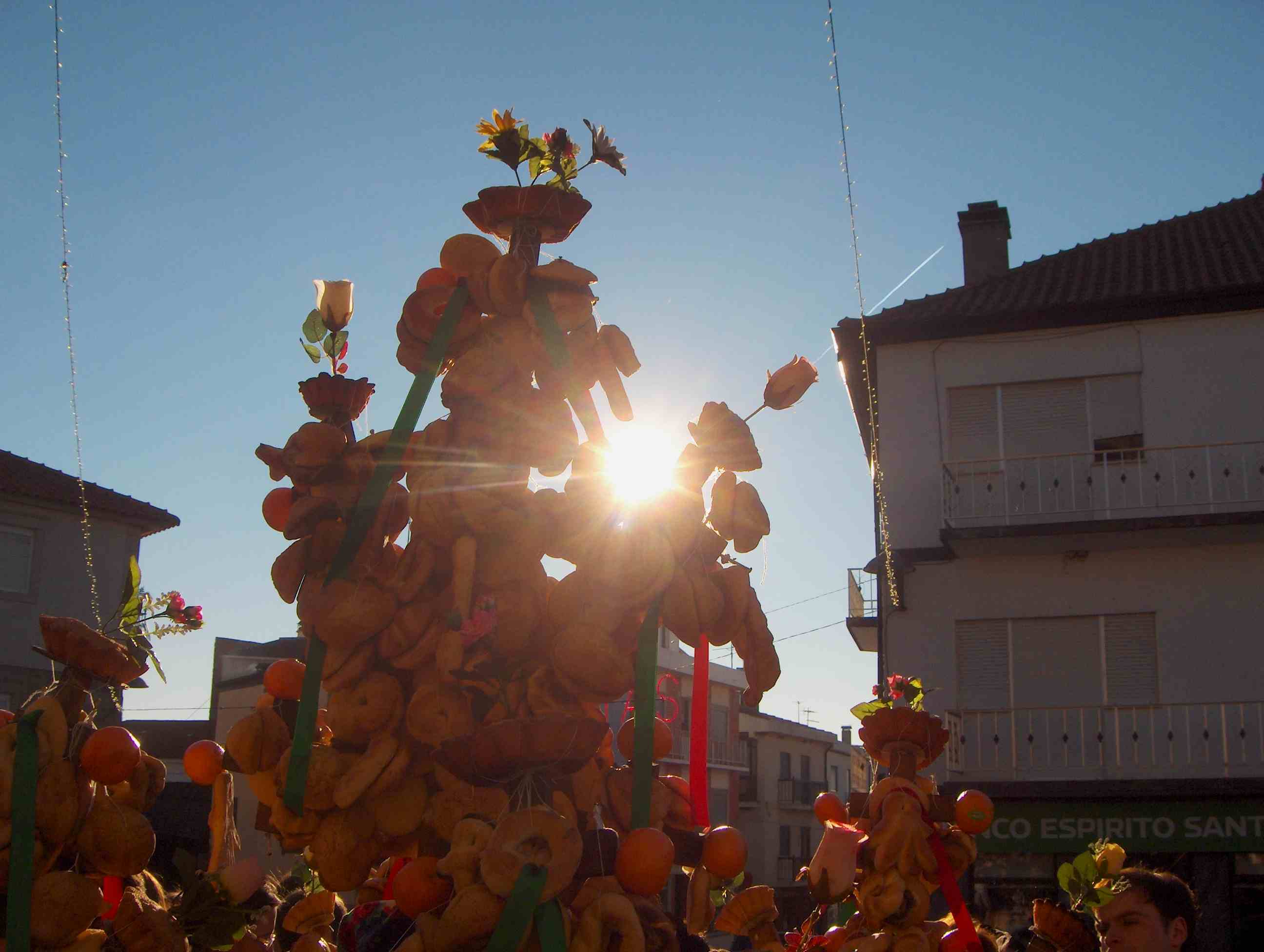 I l sol, caras al ramo, por un cachico pareciu brilhar inda cun mais fuorça...