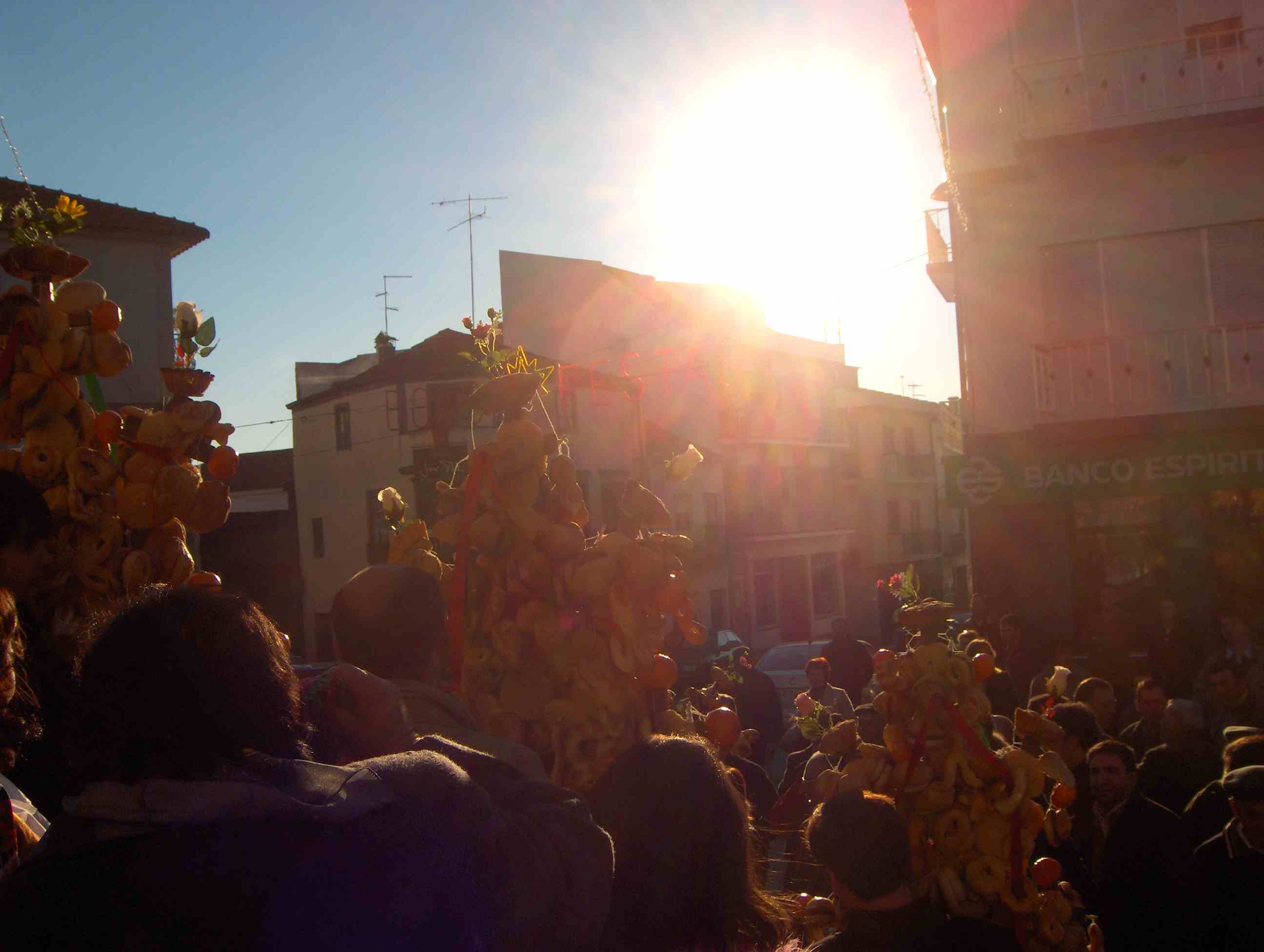 I sol riu-se al ber tanta cousa buona i marmomie tan galana...