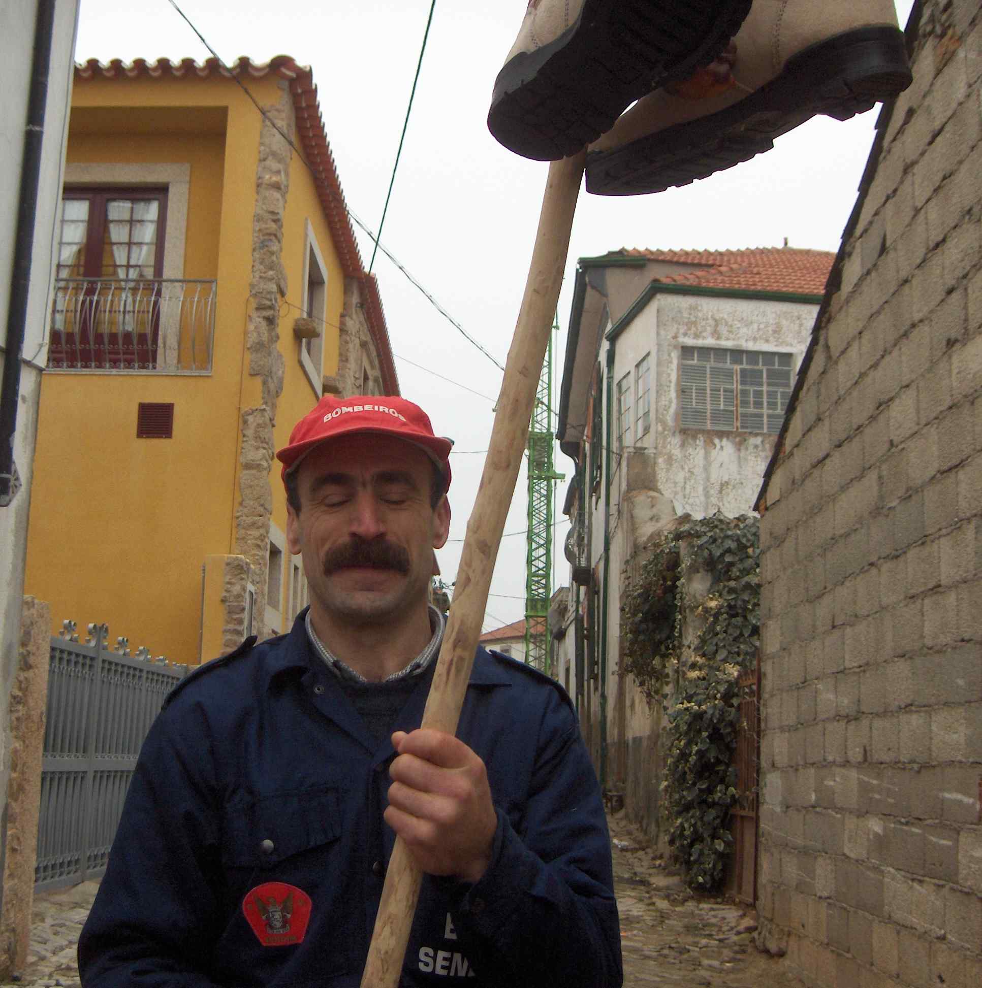Este parece que inda staba cun suonho i an beç de calçar las botas, spetou-las an riba de l speto!
