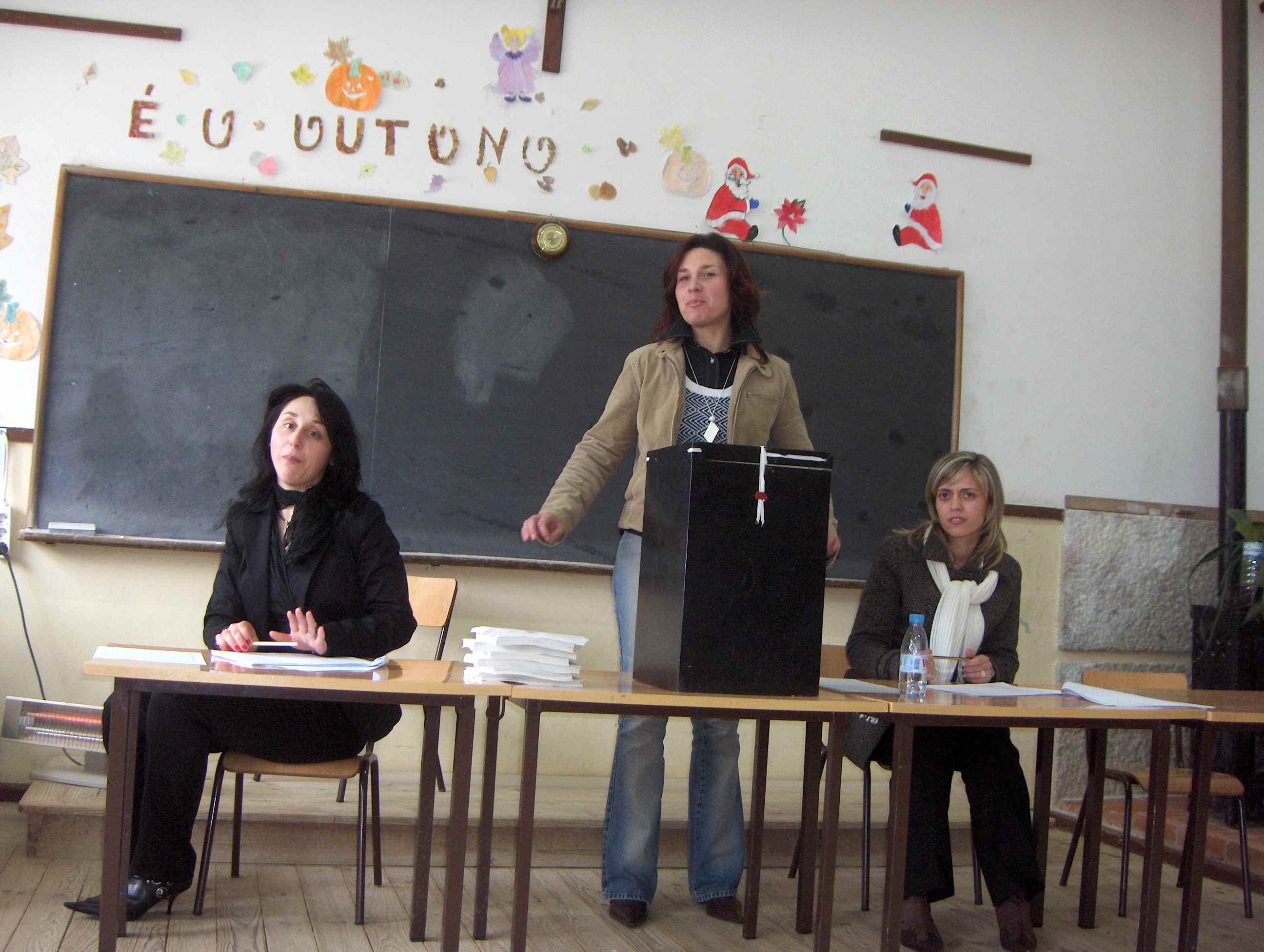 Na mesa dous stában trés rapazas mui guapas i mui simpáticas. Que marabilha, assi até dá gusto ir a botar.
