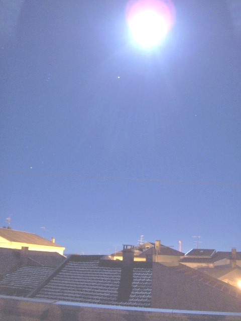 Na nuite passada la luna staba chena cumo un boto, de restro todo drumie.