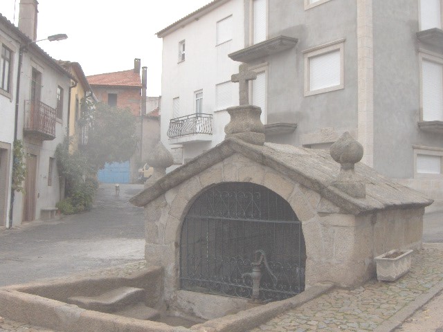 La Fuonte de l Lugar strefega l'auga...