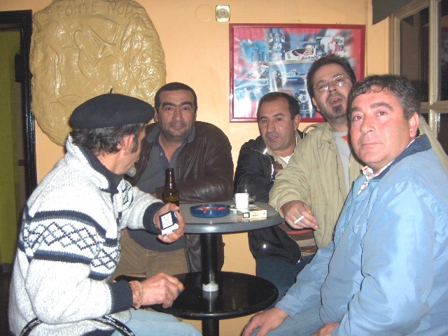 Aquanto ls de la mesica de l canto se preparában para antrar pa l’Anternet...