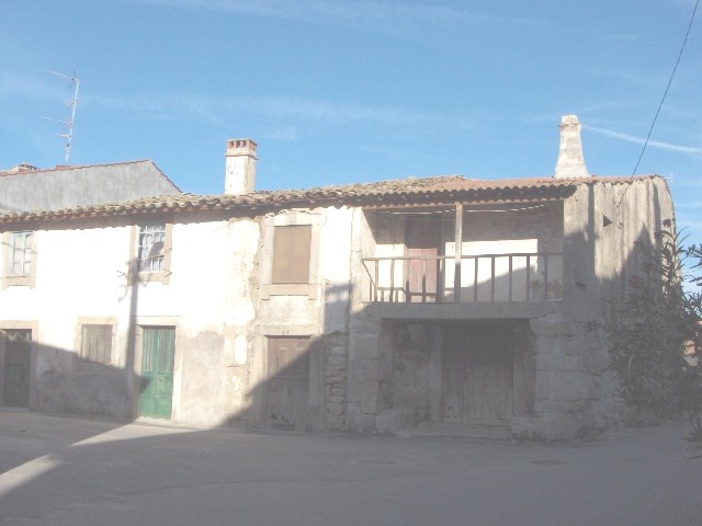 Esta manhana l sol spertou cun ganas de calcer l mundo i apuis, nun sfergante, arramou-se por to ls telhados…