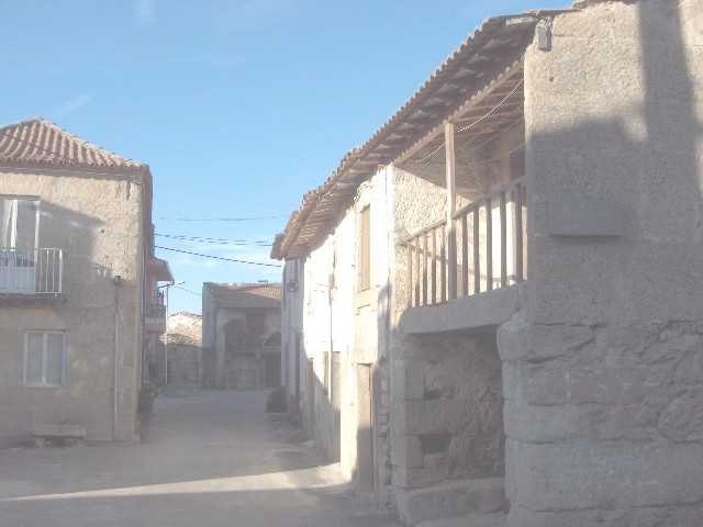 I atirou culs caramonos de selombra acontra las paredes de las casas....