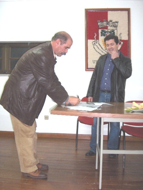 L Persidente de la Junta nuobo toma puosse i assina por baixo.