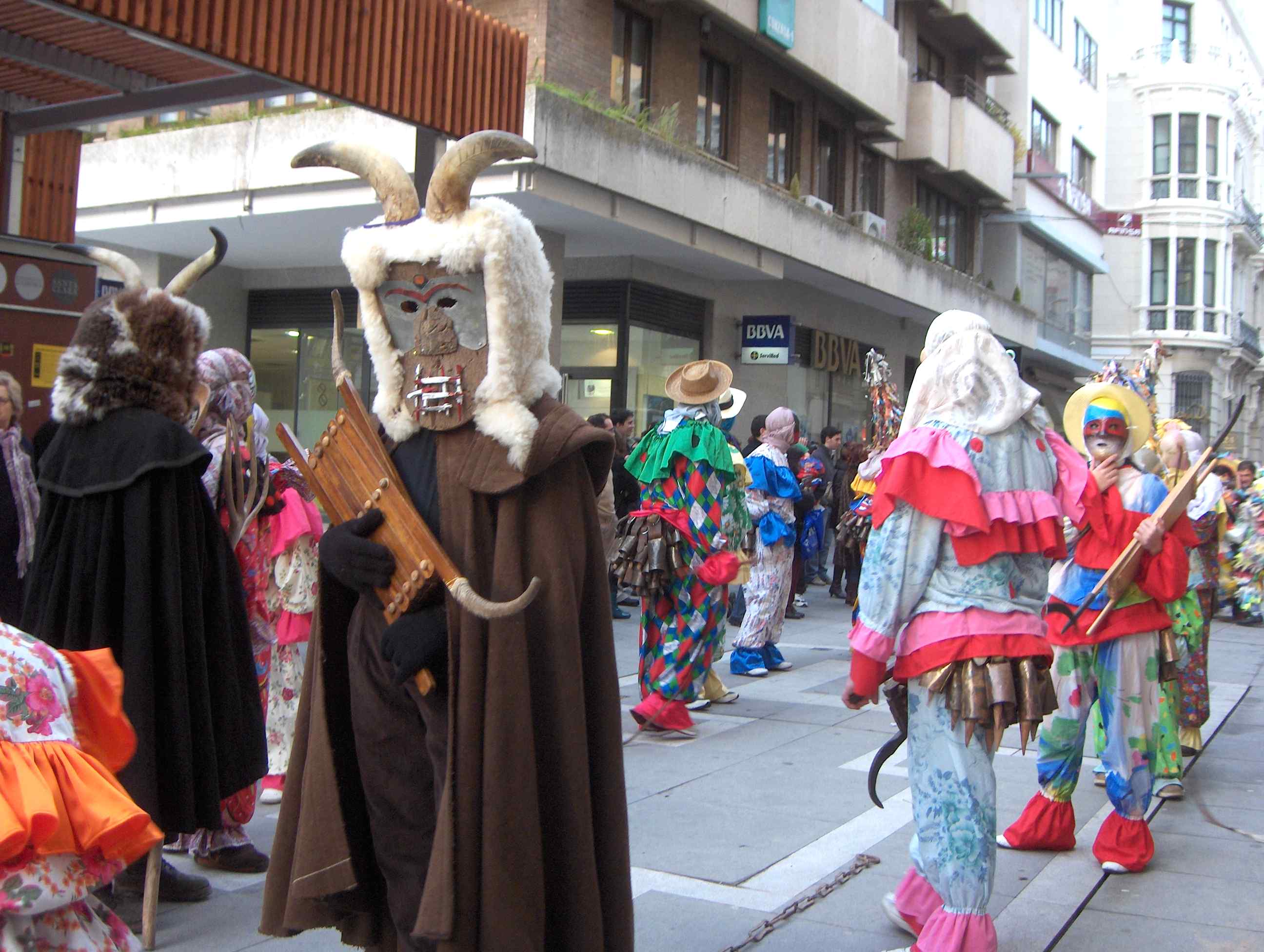 Aqui tenemos dous zangarrones balientes. Quando seremos nós aqui capazes de aporbeitar la nuossa riqueza…